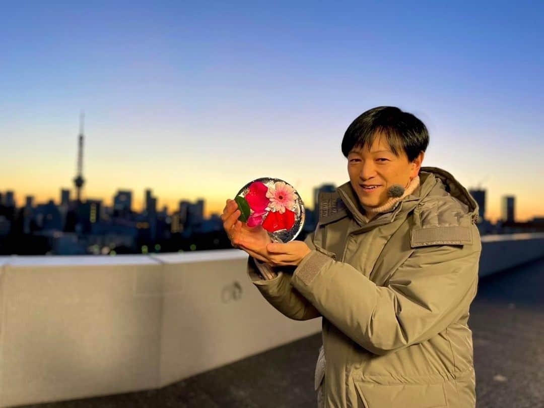 依田司さんのインスタグラム写真 - (依田司Instagram)「1月21日(金) 今朝のテレビ朝日7階屋上テラスは、午前6時30分で−3.6℃という強い冷え込みでした。東京のアメダス地点（北の丸公園）が−0.9℃でしたので、六本木の方が寒いんですね。 この冷え込みを利用して、氷アートに挑戦。なんとかうまく出来ましたよー。水道水よりミネラルウォーターの方が透明度のある氷になるようです。あと、ボールはプラスチック製よりステンレス製の方がおススメです。  そして、ウェザーニュースアプリで2日連続採用となりました。裏から手を回した訳ではありませんよ（笑）採用されるとテンションあがりますね。是非是非皆さまも。  #ウェザーニュース #氷アート #依田さん #依田司 #お天気検定 #テレビ朝日 #グッドモーニング #サタデーステーション #気象予報士 #お天気キャスター #japan #japantrip #japantravel #unknownjapan #japanAdventure #japanlife #lifeinjapan #instagramjapan #instajapan #療癒 #ilovejapan #weather #weathercaster #weatherforecast」1月21日 8時52分 - tsukasa_yoda