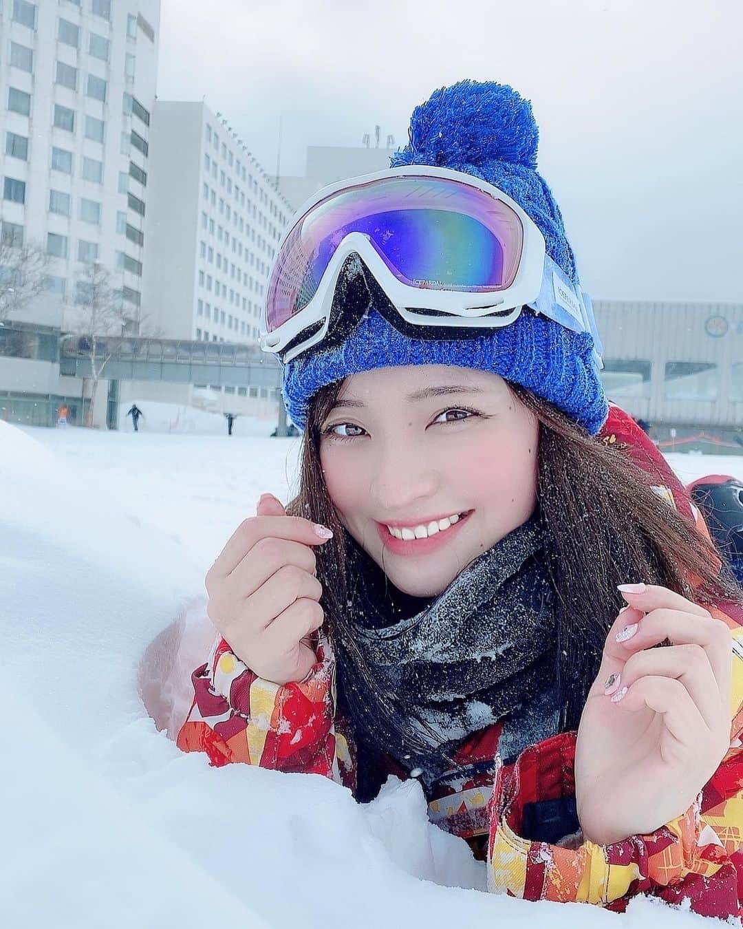 のインスタグラム：「❄️全部雪のせいだ❄️  この間人生初スノボーしてきました‼︎  めちゃくちゃ怖くて初めは滑れなかったけど、  最後は日本一ロープウェイが長いと言われている苗場スキー場の上級者コースに1人置いていかれ、  無事生還しました🤣  S字の滑りとかできるようになりたいまたすぐ行きたいなぁ😳」