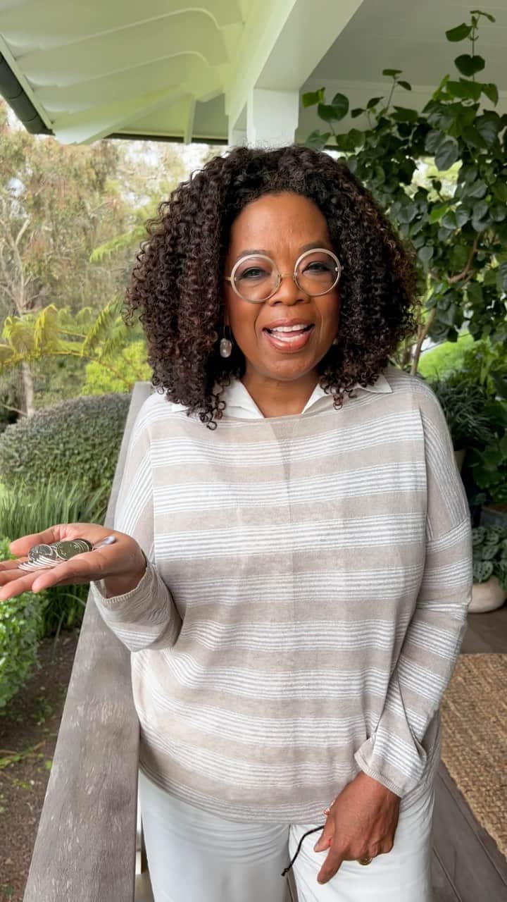 オプラ・ウィンフリーのインスタグラム：「Next time you receive change from a cashier, take a look at the palm of your hand: There's a chance Maya Angelou will be staring back at you on a quarter. This marks the first time a Black woman has appeared on one. What a beautiful moment. Maya, look at what you did! 🪙🙏🏾」
