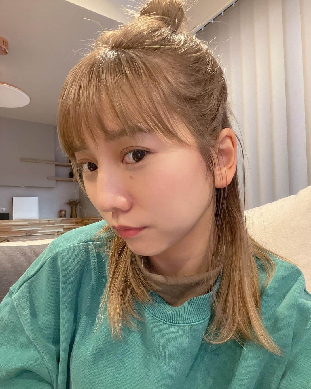 高城亜樹さんのインスタグラム写真 - (高城亜樹Instagram)「▽ New hair🤍 今年は自分を楽しみたいので 気分でハイトーンに😎 . 担当は花渕さん！@minx_hanabuchi @minx_plus  今年もお世話になります👏 . 私のインスタを見て美容室に行ってくれている方がいるみたいで嬉しい限りです🤍 花渕さんから皆さんにプレゼントが🎁 . なんと…ヘアは全メニュー組合せ自由で20%オフにしてくださるそうです😆🎉(新規のお客様に限る) 利用条件を確認の上、是非利用してみてください💇🏻‍♀️  利用条件：MINX plus流山おおたかの森店初めてのご来店のお客様。他クーポン併用不可。予約時に『高城亜樹のインスタ見た』とお伝えください。ネット予約のお客様は、備考欄にご記入の上お伝えください。」1月21日 9時40分 - akiii_takajo