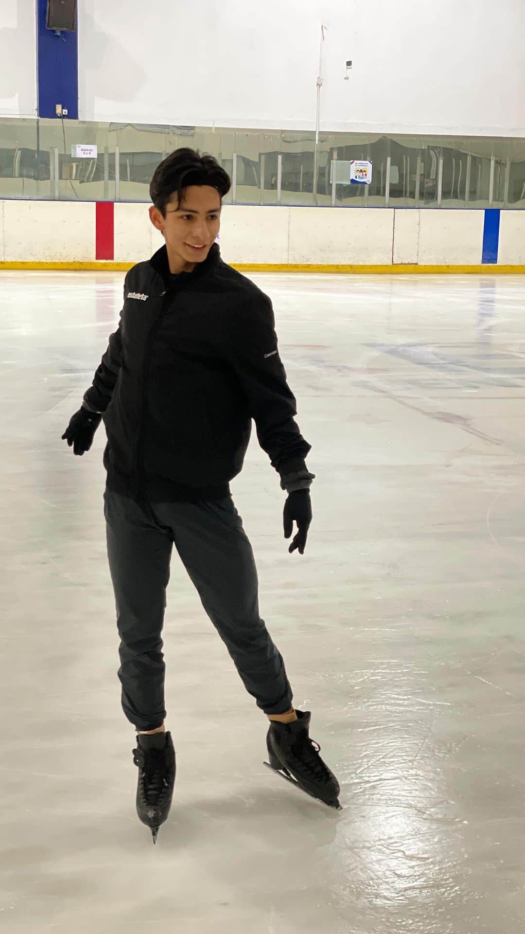 Donovan Carrillo Suazoのインスタグラム：「A mi lo que me mueve es saber que represento a mi país siempre que voy a competencias.   ¿A ti que te mueve?  @estafetamx #estafetaparaloquetemueve」