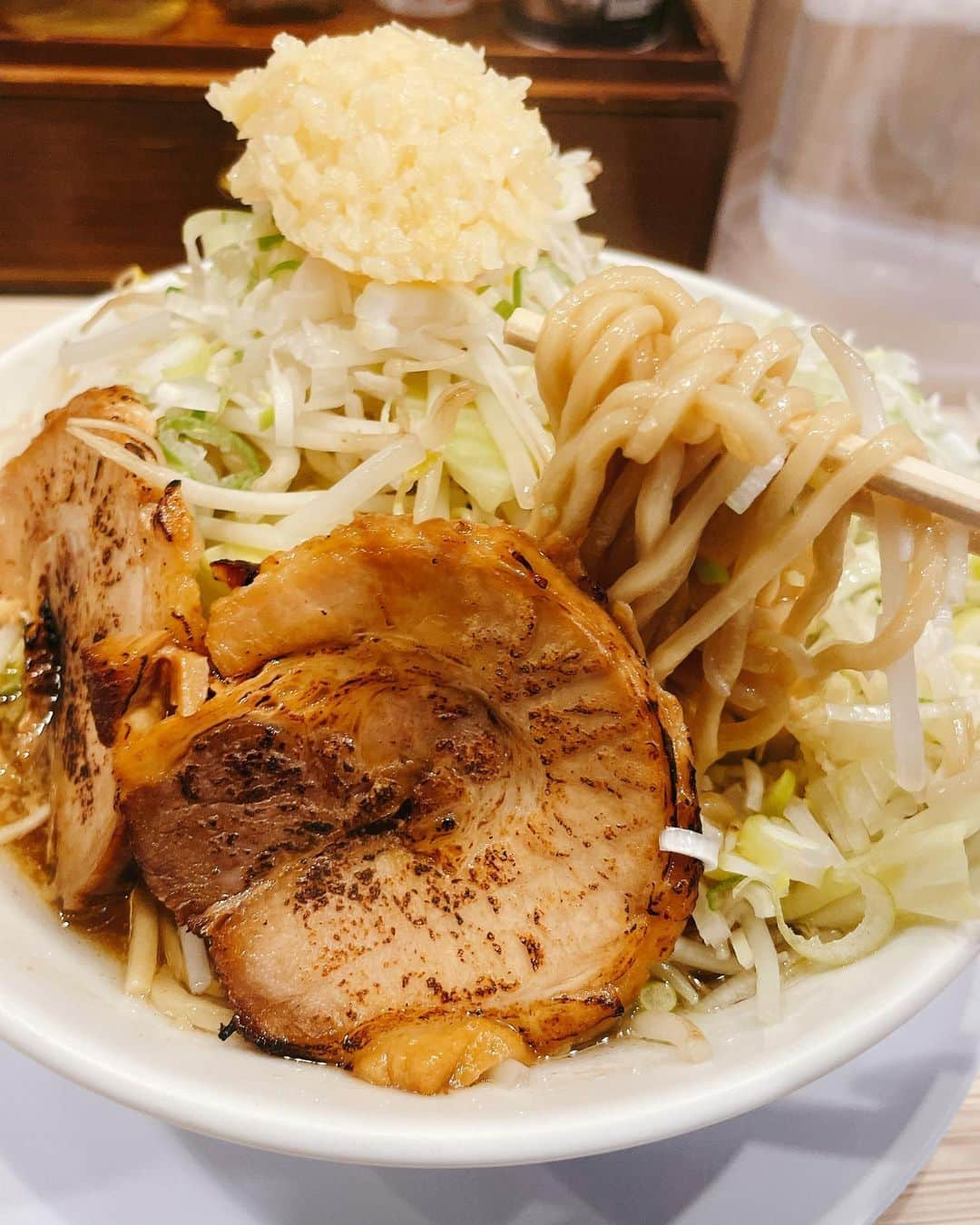 葉月里緒奈さんのインスタグラム写真 - (葉月里緒奈Instagram)「ピラティスして麺。 #麺好き#麺スタグラム#麺すたぐらむ #麺場風天#風天ラーメン#風天ラーメン並盛 #長ネギトッピング#お上品な二郎風#ひとつひとつが丁寧 #ほろほろ炙り焼豚がたまらない美味しさ#rionahazuki」1月21日 10時47分 - riona_hazuki