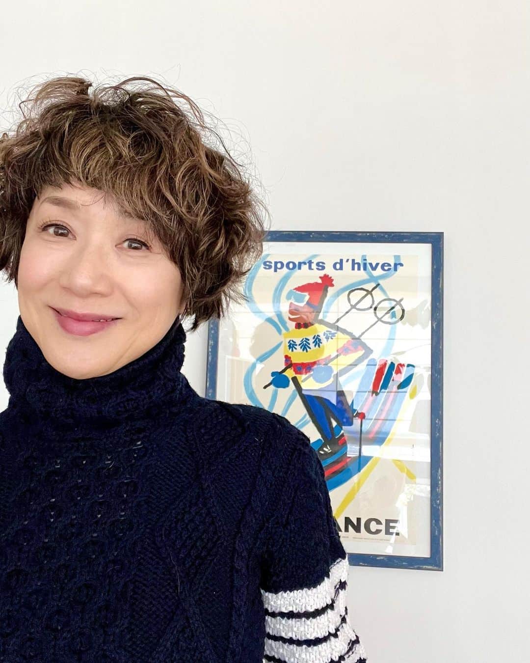 黒田知永子のインスタグラム：「. トリコロールな日🇫🇷  冬に飾るスキーのポスター⛷を額装したもの。 お兄さんの着ているスキーセーターもとてもおフランスの香りで素敵！そして全部トリコロール。  で、私のニットも後ろにチビっとトリコロールの印。スニーカーも🇫🇷 フランスのものではないけど…☺︎  #懐かしいスキーセーター  #トリコロール #黒田知永子 #chiekokuroda」