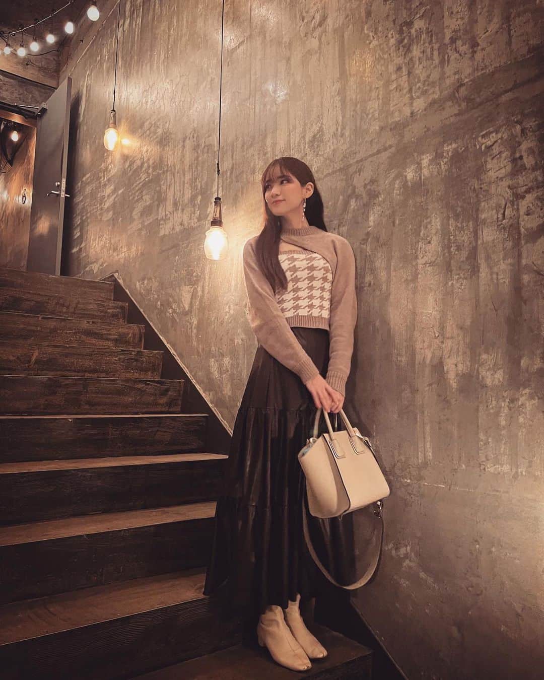 小越しほみさんのインスタグラム写真 - (小越しほみInstagram)「先日ずーと行ってみたかった and people ginza @andpeople.insta へ🎠 ・ ラプンツェルみたいなランプに 幻想的なプロジェクションマッピング とっても癒された…💫 ・ 内装もおしゃれで芸術的で 期待通り好きしかなかった🥲🤍 ・ お料理も飲み物も美味しくて いっぱい食べてしまった🍽💕 ・ 一緒に行ったこやっちゃんも こういうとこ好きみたいで ふたりでひたすら感動してた🥰 ・ ここの誕生日プレートも素敵すぎて いつか頼んでみたいから 友達のお祝いの時も来てみたいなぁ🎂✨ ・ ・ ・ ・ ・ ・ ・ ・ #andpeople #andpeopleginza #pr #dinner #銀座カフェ #銀座ランチ #銀座グルメ #銀座ディナー #プラネタリウム #プラネタリウムカフェ #andrabbit #韓国ファッション #カフェ巡り #インスタ映え #インスタ映えスポット #映えスポット #映えカフェ #おしゃれカフェ #おしゃれカフェ東京 #都内カフェ #ラプンツェル #コムローイ祭り #ランプ #プロジェクションマッピング #プラネタリウム #プラネタリウムカフェ #ランタン #アンドピープル銀座 #アンドピープル」1月21日 11時44分 - shihomi1129