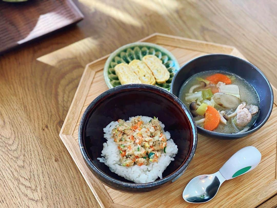 高山直子さんのインスタグラム写真 - (高山直子Instagram)「おひるごはん🍚 👩🏻‍🦰 ●塩麹豚の生姜焼き ●具沢山豚汁 ●しらすの卵焼き 👧🏻 ●カラフル野菜のそぼろ丼 ●豚汁 ●しらすの卵焼き 娘のカラフルそぼろは、この前の餃子のタネの残りを炒めました！たっぷり野菜で最高🥕  #なおコロ食堂 #親子ごはん #野菜たっぷり」1月21日 11時39分 - nao_70koro