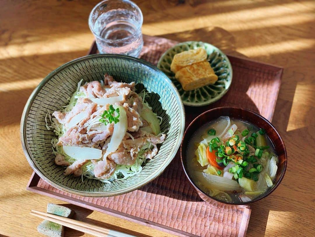 高山直子さんのインスタグラム写真 - (高山直子Instagram)「おひるごはん🍚 👩🏻‍🦰 ●塩麹豚の生姜焼き ●具沢山豚汁 ●しらすの卵焼き 👧🏻 ●カラフル野菜のそぼろ丼 ●豚汁 ●しらすの卵焼き 娘のカラフルそぼろは、この前の餃子のタネの残りを炒めました！たっぷり野菜で最高🥕  #なおコロ食堂 #親子ごはん #野菜たっぷり」1月21日 11時39分 - nao_70koro