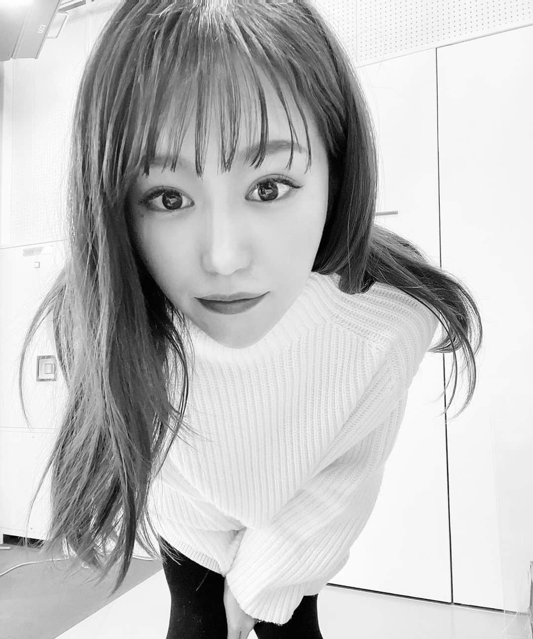 栗原里奈さんのインスタグラム写真 - (栗原里奈Instagram)「最近シースルーバングはまってる💇‍♀️ 毛先ボサボサですね笑 #モノクロにしてみた  ⛳️⛳️⛳️ 痛快逆転ゴルフ ⛳️⛳️⛳️🏌️‍♀️  Lesson33 木の根元でクラブが振れない  公開しています✨⛳️  引き続き @golfnettv  GLOBAL GOLF MEDIA GROUP のスタジオから♡ 　 このシチュエーション、、、先日ありました。。結構ありますよね？！ この窮地逆転にむけてもいろんな方法がありました✨✨  だからゴルフはやめられない 痛快！逆転ゴルフ ～林の中からナイスパー～ 放送日時：毎週（水）配信　【PREMIUM限定】　 ※放送日は変更となる場合があります。  #golfnettv#逆転ゴルフ #ゴルフ女子#golfstaglam #ゴルフレッスン#レッスン #セントフォース#フリーアナウンサー#栗原里奈 #シースルーバング  　 ※ヴェルヴェットスキンつるんとむけて良い良い良い感じです🥺  ※今日から芦屋G1スタジオ担当です🚤 みてね👁  ※昼食中🍱」1月21日 12時01分 - rina__kurihara