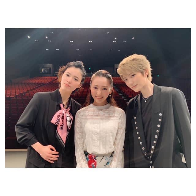 早乙女わかばさんのインスタグラム写真 - (早乙女わかばInstagram)「. 七海ひろきさん🧡彩凪翔さん🧡 合同ファンミーティング 🌈H&S -Rainbow Party🌈 ⁡ 無事に終了致しました😆❤️ 始まる前は、口から心臓🫀出るくらいドキドキしてましたが… 途中のゲームコーナーから私のネジが外れましたね😂 ⁡ カイさんと翔さんの笑顔が沢山見れて お客様の楽しそうな顔が見れて、 本当に本当に嬉しかったです😁💓💓💓 ⁡ ひとまずトークショー終演後のスリーショット🥰 厚かましくもお二人の間に入ってしまい 照れ☺️☺️☺️な私です笑 ⁡ わかばカメラセッション📸の写真は、、 また投稿します🤣🤣🤣 ⁡ #七海ひろき #彩凪翔 #合同ファンミーティング #フランケンシュタイン」1月21日 11時55分 - s_wakaba.94