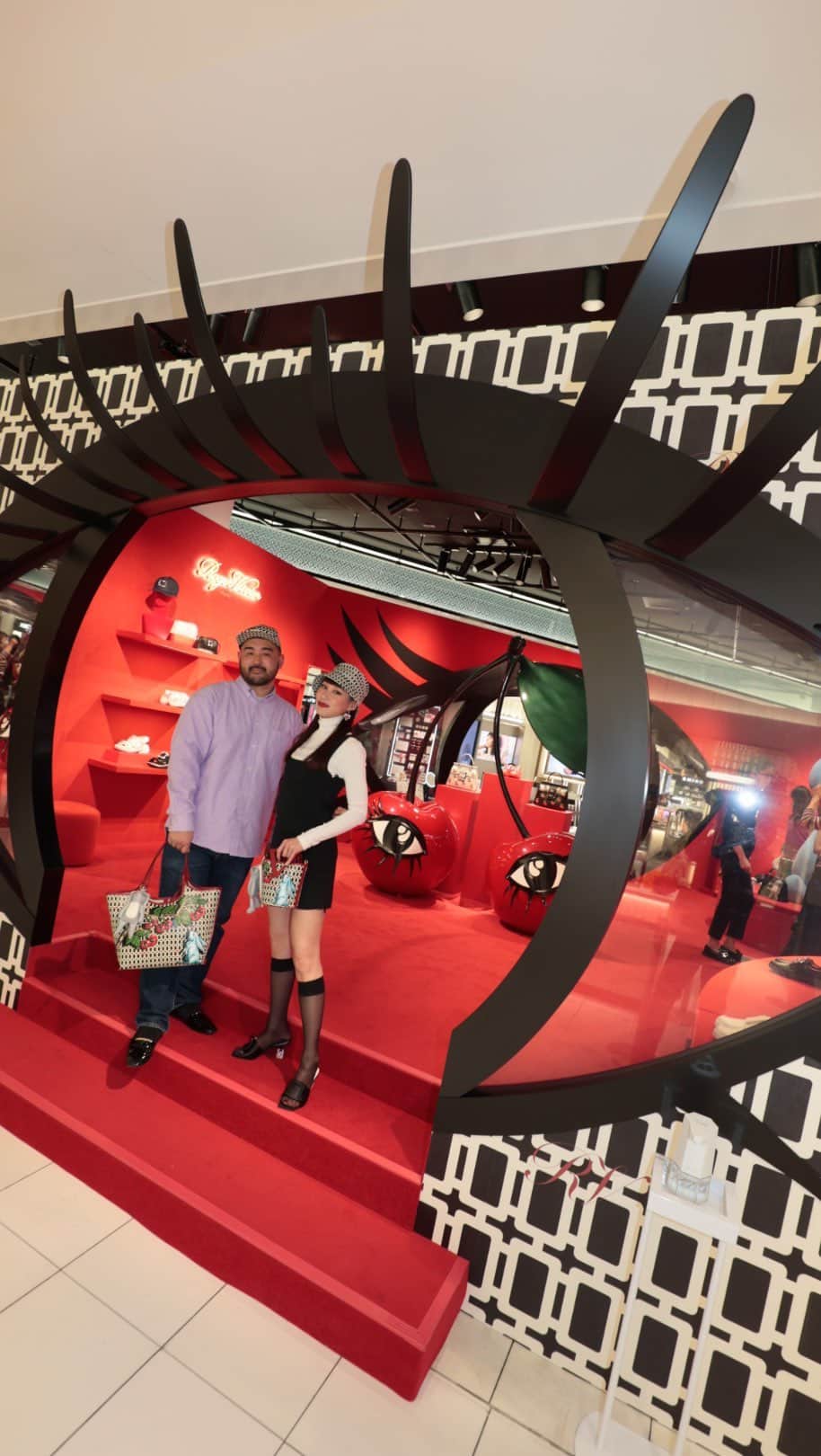 小泉智貴のインスタグラム：「みなさん先日の @rogervivier @gherardofelloni @mademoiselle_yulia @isetanluxury とのインスタライブ観ていただきありがとうございました🍒 新宿伊勢丹一階ステージでの Roger Vivier ロジェヴィヴィエ”Cherry’ｓWink”ポップアップストアは25日まで開催🐇 日本限定カプセルコレクションを実際見れる貴重な機会に、すごくかわいいデコレーションのポップストアに遊びに行ってみてください❤️ @rogervivier #rogervivier #isetanluxury」