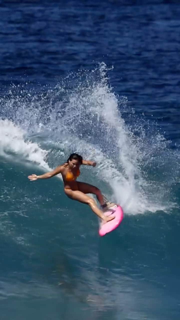 のインスタグラム：「Very happy to be surfing in warm water 💖💖💖🏄🏽‍♀️🏄🏽‍♀️🏄🏽‍♀️ @aaron_nakamura」