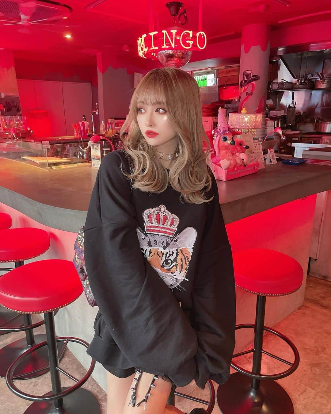 桜井莉菜さんのインスタグラム写真 - (桜井莉菜Instagram)「ラフコーデ🖤 こーゆーコーデやっぱ好き❤️ ブラックコーデに差し色赤は、 昔から大好きな組み合わせ🖤 【 @riina_couture 】のお洋服と 【 @ruua.shop 】の小物の相性良くて最高😍💋 このトレーナー大人気過ぎて残りBLACKのみ🙌 それも残り僅かなので、無くなる前にGETしてくださいねっ🏃‍♀️✨  #riinacouture#blackriina#リーナクチュール#ブラックリーナ#トレーナー#ビッグトレーナー#ラフコーデ」1月21日 12時54分 - rina__sakurai