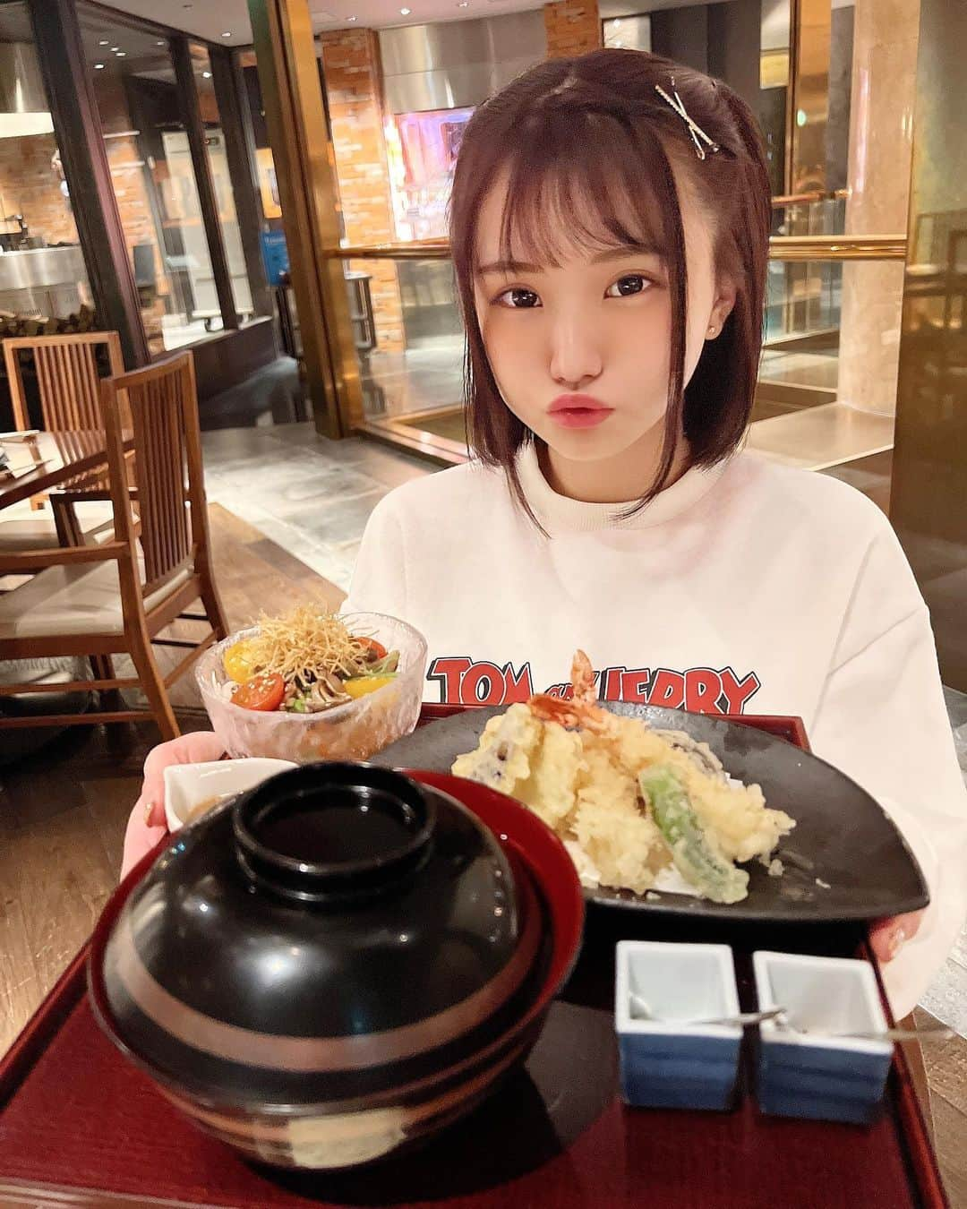 みもれもんさんのインスタグラム写真 - (みもれもんInstagram)「Is it true that tempura has a great history? !! Shrimp tempura is a group that eats up to the tail!🍤🧸𖤐⡱  こんにちは〜☀️ 天ぷらって室町時代から あるってホントォ！？🐻♔🦐 天ぷらうめぇ⊂( *･ω･ )⊃天ぷら万歳ᯤ̣ 海老の天ぷらは尻尾まで食べる派です🌈  #みもれもん #Mimolemon #Japanesegirl #japan #asiangirl #黒髪 #ボブ #日本女孩 #tokyo #天ぷら #hilton」1月21日 12時55分 - mimore_mon0929