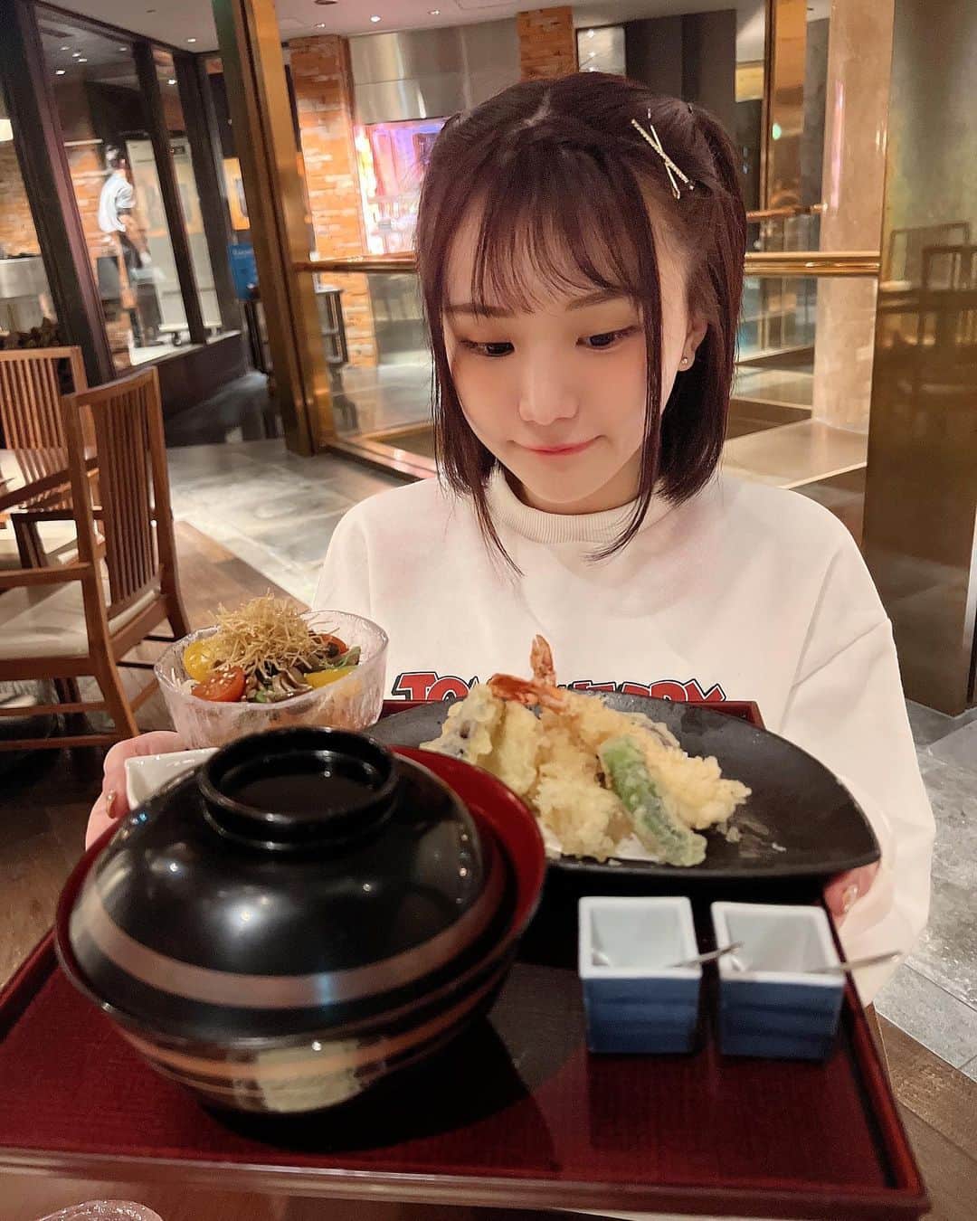 みもれもんさんのインスタグラム写真 - (みもれもんInstagram)「Is it true that tempura has a great history? !! Shrimp tempura is a group that eats up to the tail!🍤🧸𖤐⡱  こんにちは〜☀️ 天ぷらって室町時代から あるってホントォ！？🐻♔🦐 天ぷらうめぇ⊂( *･ω･ )⊃天ぷら万歳ᯤ̣ 海老の天ぷらは尻尾まで食べる派です🌈  #みもれもん #Mimolemon #Japanesegirl #japan #asiangirl #黒髪 #ボブ #日本女孩 #tokyo #天ぷら #hilton」1月21日 12時55分 - mimore_mon0929
