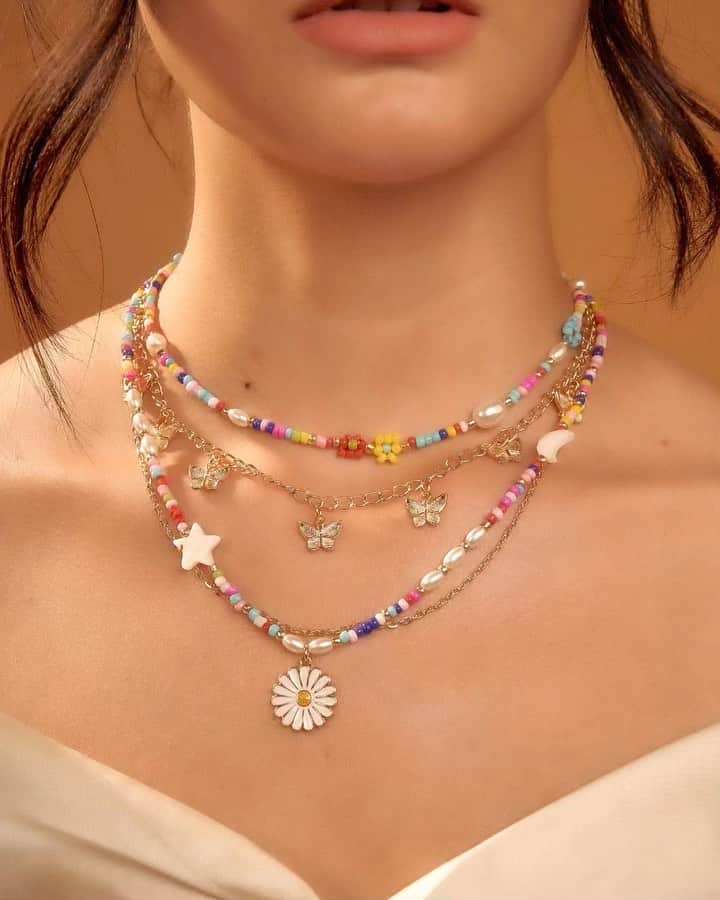ジュリア バレットのインスタグラム：「Introducing ✨ Juju Gold ✨  NOW available !!!!!! @thejujuclub.co」
