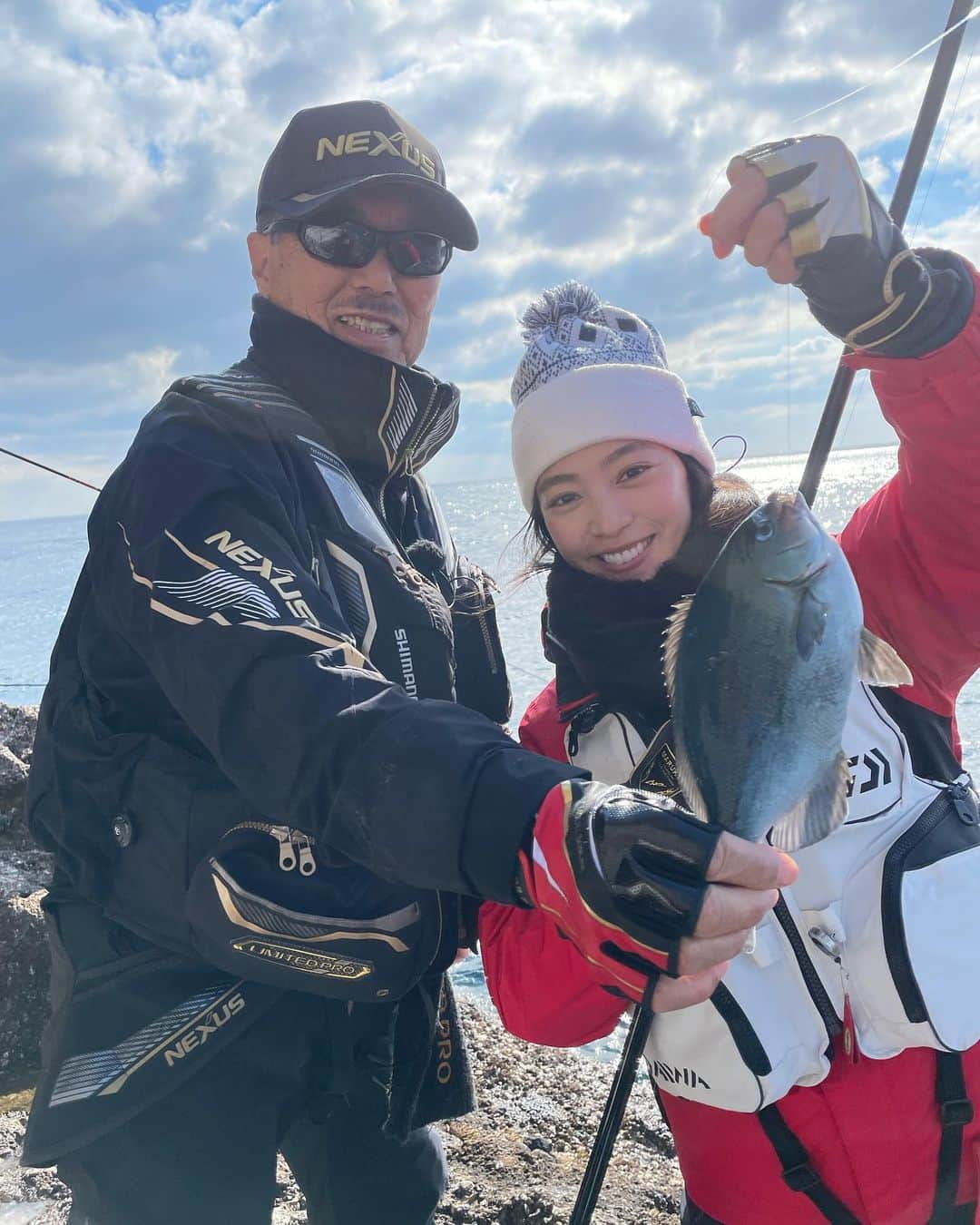 矢野由希子さんのインスタグラム写真 - (矢野由希子Instagram)「フカセ釣りに行ってきたよ！ 柴原啓ニさんに水平ウキをお借りして 初めての全層釣法をさせてもらえたよ！ 魚がかかったときに、 どぅるどぅるどぅるーって ラインが出ていくのが ふぅぅうううう〜ってなるよ！ 釣れたのはイスズミさん…🥺 今度は近くのクロに エサをゆずってやってくださいな🥲  #イスズミ #クロ #メジナ #グレ #クロ釣り #メジナ釣り #グレ釣り #フカセ釣り #磯釣り#釣り #🎣 #城島健司のJ的な釣りテレビ #JTV #長崎県 #五島 #下五島」1月21日 13時41分 - yanoyukiko_