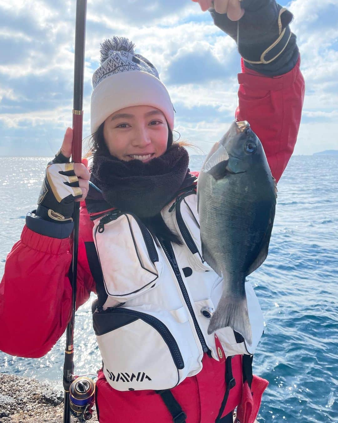 矢野由希子さんのインスタグラム写真 - (矢野由希子Instagram)「フカセ釣りに行ってきたよ！ 柴原啓ニさんに水平ウキをお借りして 初めての全層釣法をさせてもらえたよ！ 魚がかかったときに、 どぅるどぅるどぅるーって ラインが出ていくのが ふぅぅうううう〜ってなるよ！ 釣れたのはイスズミさん…🥺 今度は近くのクロに エサをゆずってやってくださいな🥲  #イスズミ #クロ #メジナ #グレ #クロ釣り #メジナ釣り #グレ釣り #フカセ釣り #磯釣り#釣り #🎣 #城島健司のJ的な釣りテレビ #JTV #長崎県 #五島 #下五島」1月21日 13時41分 - yanoyukiko_