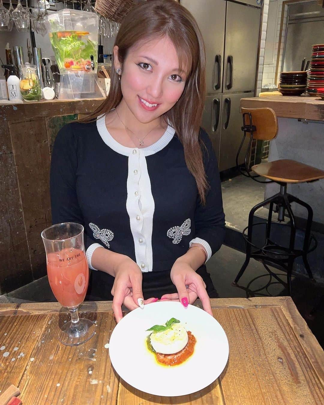 神谷麻美さんのインスタグラム写真 - (神谷麻美Instagram)「#オーガニック野菜 の #火鍋 食べたよ🥰🍲💕 ケールとか入ってて、カラフルで可愛くて、美味しかった🥰🌈💫  #スーパーフード 🥬✨  ヘルシー だよね😘💫   #ブラータチーズ も美味しかった🥰💕  #wearethefarmazabu 🍆🍅💫 #麻布十番グルメ  #麻布十番ディナー #麻布十番鍋」1月21日 13時55分 - asamice428