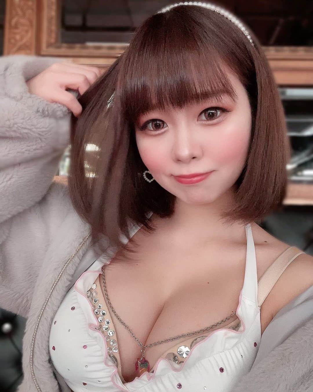 えれなのインスタグラム：「イメチェン好評で嬉しい🥺💓 . #バーレスク大阪#バーレスク大阪えれな  #バーレスク#バーレスク東京 #ショーガール#北新地#グラビア撮影 #ショートヘア #ビキニ女子 #童顔女子#ロリ#ロリ巨乳 #エロ可愛い#アイドル #大阪#梅田#ビキニ#水着 #グラドル自撮り部 #童顔巨乳 #むちむち女子 #エンタメ活動を止めない  #burlesque#burlesqueosaka #burlesquetokyo#gravureidol  #gravure#idol#japanesegirl」