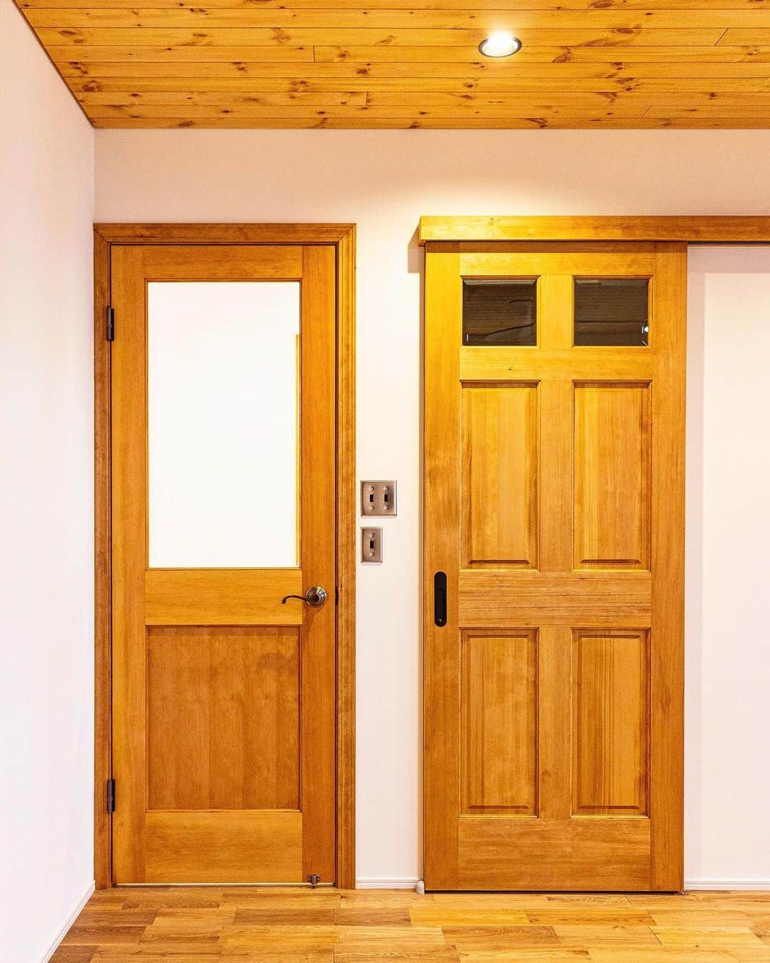fukui-kensetsuさんのインスタグラム写真 - (fukui-kensetsuInstagram)「山形市薬師町O様邸のリビングドアです🚪  隣には階段室のドアが並びますが、自然塗料のしっとりとした質感が素敵です✨  床と天井も無垢材なので、自然素材に囲まれた心地よさが良いですね〜☺️  #リビング #リビングドア #ガラスドア #塗装ドア #輸入ドア #無垢ドア #天井板張り #パイン羽目板 #オーク無垢フローリング #アメリカンスイッチ #自然塗料 #自然塗料リボス #自然素材の家 #自然素材の家づくり #注文住宅 #マイホーム  +++--------------------+++ 山形暮らしの家づくり  #福井建設#山形市#工務店  ↓プロフィール↓ @fukui_kensetsu  ↓現場のことや日常をご紹介するアカウント↓ @fukui_kensetsu_pr  お問い合わせなど、お気軽にDMしてください♪ +++--------------------+++」1月21日 14時32分 - fukui_kensetsu