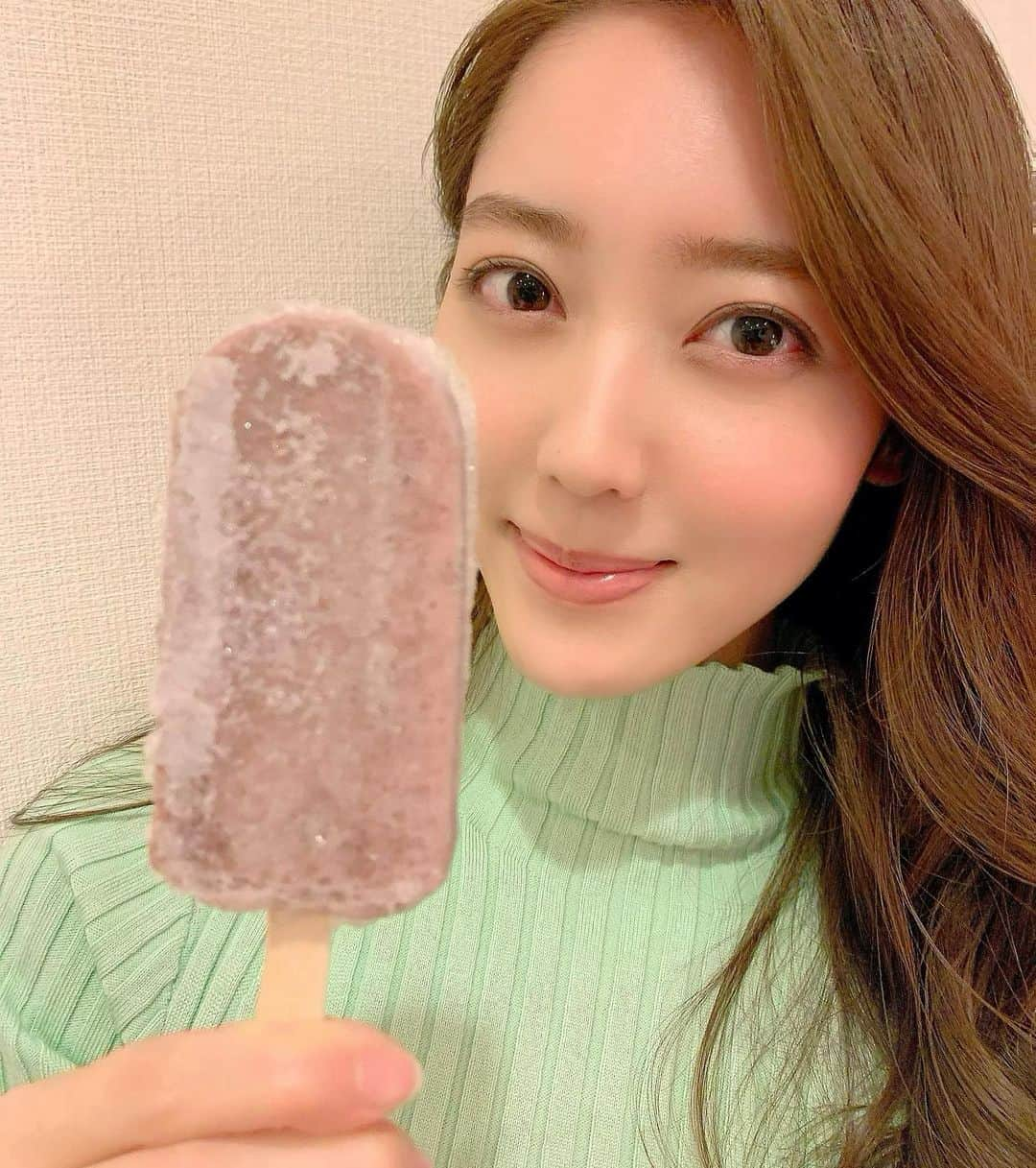 上野愛奈さんのインスタグラム写真 - (上野愛奈Instagram)「． 大寒にも負けずあずきアイス😊 凍らせすぎて、こちらもカチコチ！  さむっっ。  #大寒  #あずきアイス」1月21日 14時51分 - ueno_aina_816