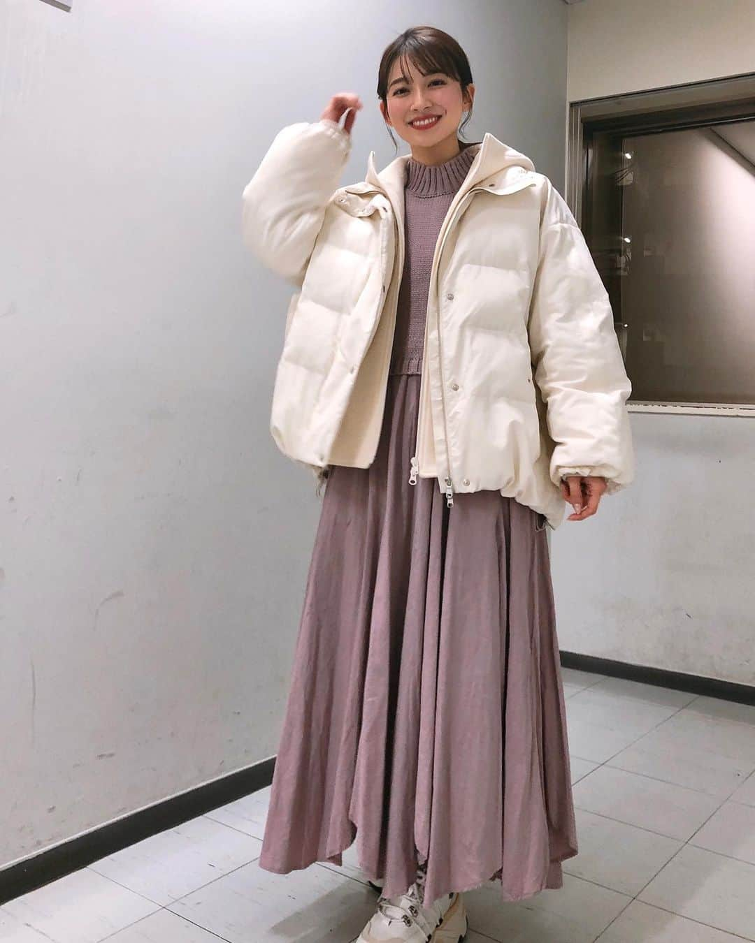 山本里菜さんのインスタグラム写真 - (山本里菜Instagram)「. 私服コーデ❤︎  収録終わりにスタイリストさんに撮ってもらいました☺️  one-piece...COCO DEAL outer...LOUNIE shoes...DIESEL  #私服　#ワンピース　#ニット　#スニーカー #スニーカーコーデ #アウター　#白ダウン　#ダウン #ダウンジャケット　#ootd」1月17日 19時29分 - rinayamamoto_0622