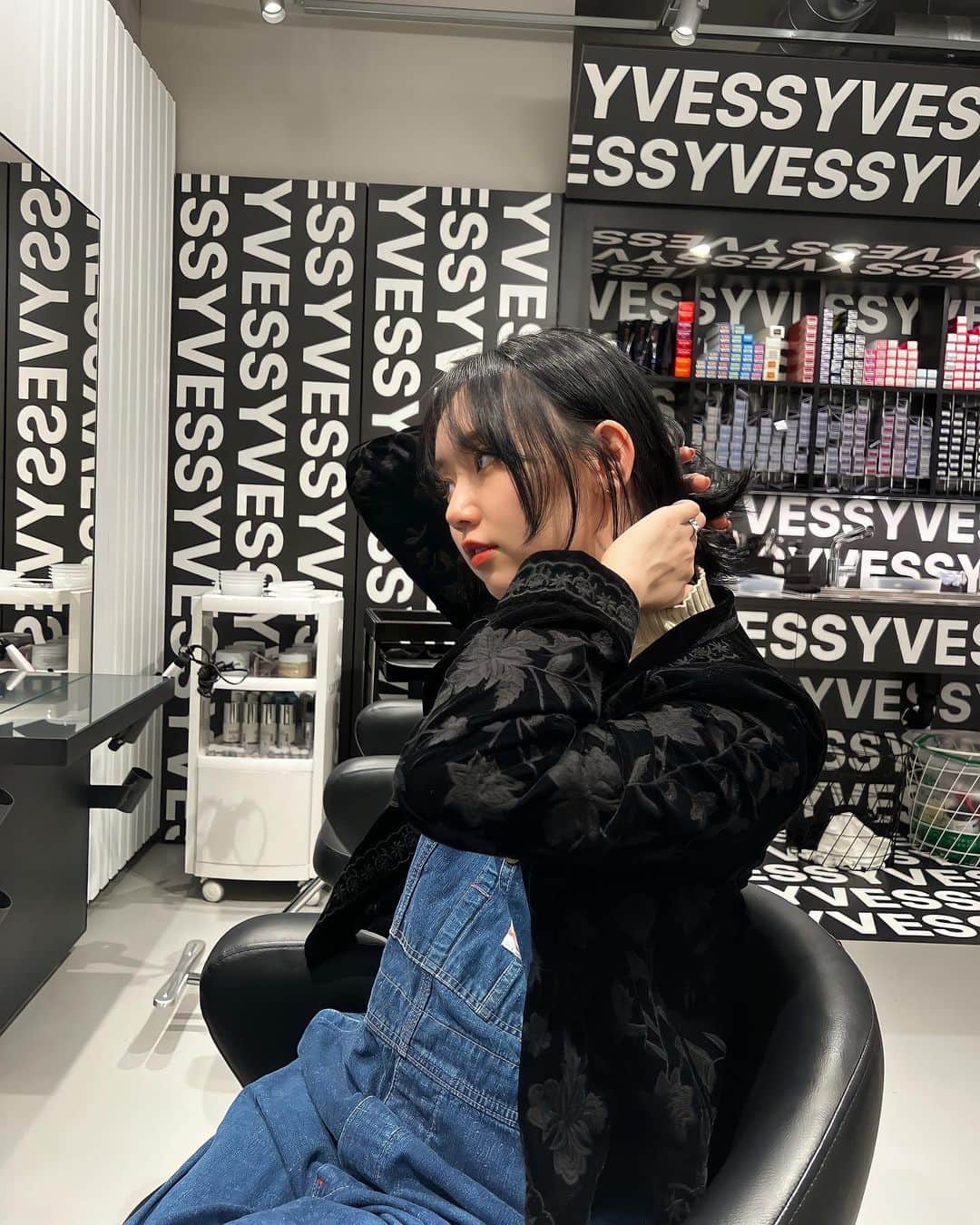江野沢愛美さんのインスタグラム写真 - (江野沢愛美Instagram)「2022年初美容室☺︎ 顔まわりをバツっと切ってもらってウルフっぽく🐺  まとめた時に出るおくれ毛がかわいいし、ヘアアレンジもしやすいからこうやって顔まわりにレイヤー入れるのおすすめ。  カラーは冬っぽくブルーブラックに❄️ めっちゃ久しぶりに暗いネイビーにしてもらいました🟦  @yvess_aoyama  (私のファンの方もたくさん来てくれてるみたいで本当に嬉しいですありがと😆)  #ヘアカラー #ヘアカット #hair  @onasu110」1月17日 18時02分 - enosawa_manami