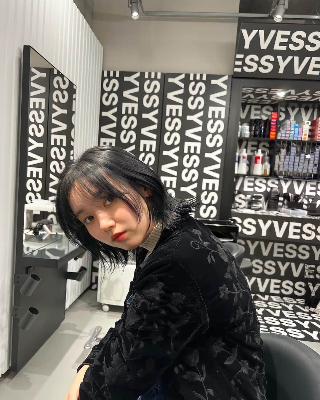 江野沢愛美さんのインスタグラム写真 - (江野沢愛美Instagram)「2022年初美容室☺︎ 顔まわりをバツっと切ってもらってウルフっぽく🐺  まとめた時に出るおくれ毛がかわいいし、ヘアアレンジもしやすいからこうやって顔まわりにレイヤー入れるのおすすめ。  カラーは冬っぽくブルーブラックに❄️ めっちゃ久しぶりに暗いネイビーにしてもらいました🟦  @yvess_aoyama  (私のファンの方もたくさん来てくれてるみたいで本当に嬉しいですありがと😆)  #ヘアカラー #ヘアカット #hair  @onasu110」1月17日 18時02分 - enosawa_manami