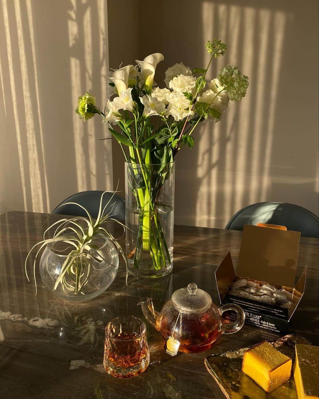 梯真奈美さんのインスタグラム写真 - (梯真奈美Instagram)「日頃の感謝の気持ちです と突然 @naoko_tahara_ にもらったお花を 可愛いなぁ綺麗だなぁと愛でながら花瓶に生けて @airi_kuno からの贈り物の紅茶を淹れて @izu_stagram にお年賀で頂いた金箔カステラと共に  ほっ とひと息ティータイム🫖  マリアージュフレールの芳醇な香りと まめや金澤萬久のしっかりとしたコクと甘さが まろやかにとろけ合って お口の中が、ほわんほわん♡  遊び心のある寅の型抜きを ドキドキしながら そっと。  ㅤㅤㅤㅤㅤㅤㅤㅤㅤㅤㅤㅤㅤ 心穏やかにリラックスできたひととき。 ㅤㅤㅤㅤㅤㅤㅤㅤㅤㅤㅤㅤㅤ ㅤㅤㅤㅤㅤㅤㅤㅤㅤㅤㅤㅤㅤ  突然の贈り物ほど嬉しいものはないね♡  びっくりして感動しちゃったよ🥲  みんなありがとう♡  #贈り物 #お花 #紅茶 #マリアージュフレール #カステラ #まめや金澤萬久」1月17日 17時55分 - official_manami