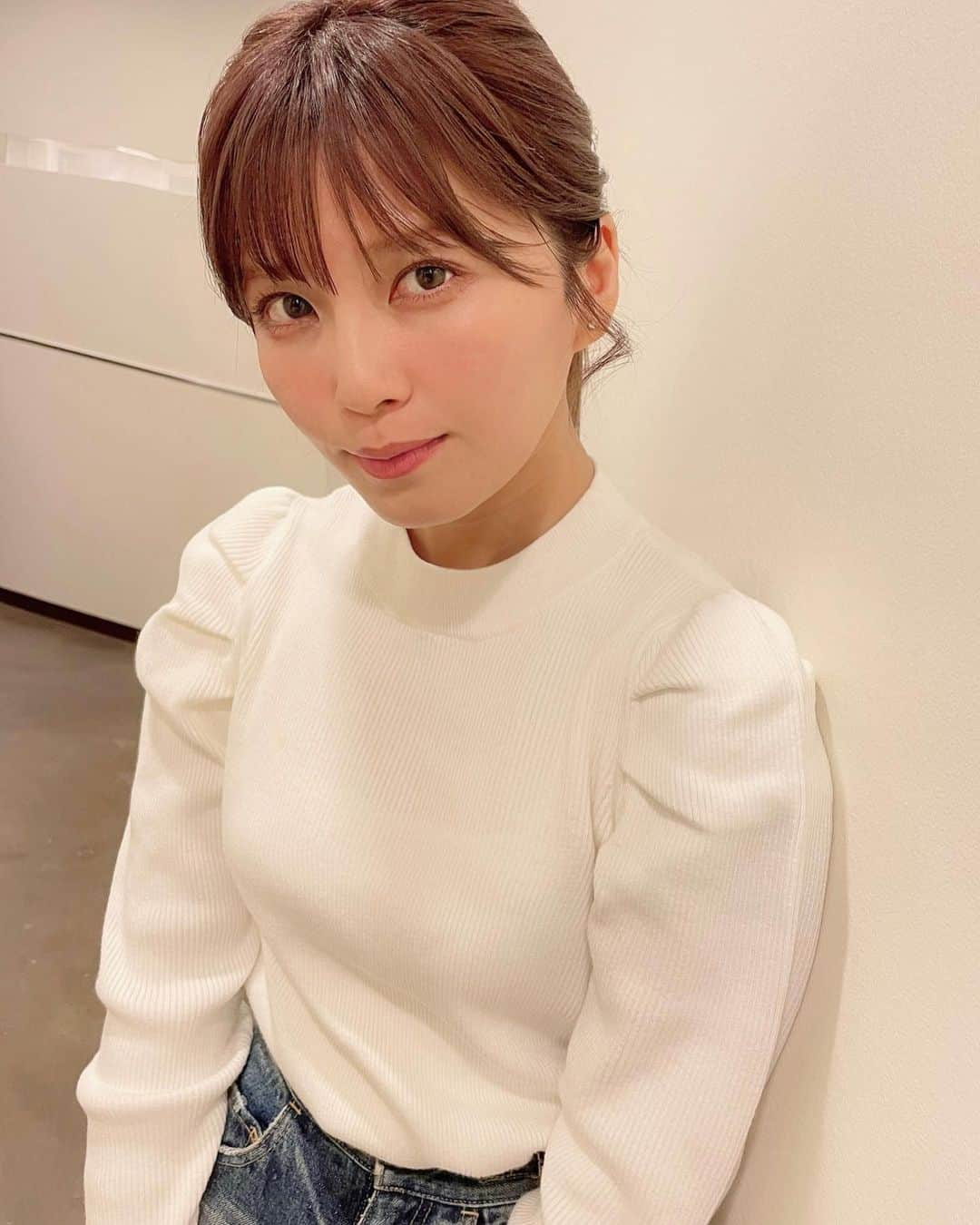 宇野実彩子さんのインスタグラム写真 - (宇野実彩子Instagram)「. 最近は制作期間で、 たくさん曲を作ってます🎧🎶💕 ⁡ 作詞をたくさんしてます📝 締切に追いかけられてます笑 ⁡ だから日常の会話もやたらドラマチックなワード使いがちで恥ずかしい🤣 ⁡ さて私は今年のバレンタインに、 ソロデビュー４周年を迎えます🎊㊗ ⁡ その日は 新曲Candyが配信になります🍭💖 むちゃきゃわPOPな曲なので、みんなのバレンタインを彩りたいな🍫😝💕 ⁡ そして、 4月8日からソロツアーが始まります🎪✨ 打ち合わせも始まってます!! ゼロゼロゼロ距離ツアーなのでアツアツな春にしようね🌸🔥 楽しみな予定が目白押し❣️ ⁡ そして今は色んな撮影に向けて ちょっと髪を暗くしてます🖤⋆͛*͛ 嬉しい発表が 沢山ありますのでお楽しみに🙊💓 ⁡ では、歌詞書きまーす✒ いや。その前になんか食べようかな🍙いや、書きなさいよね笑」1月17日 18時02分 - misako_uno_aaa