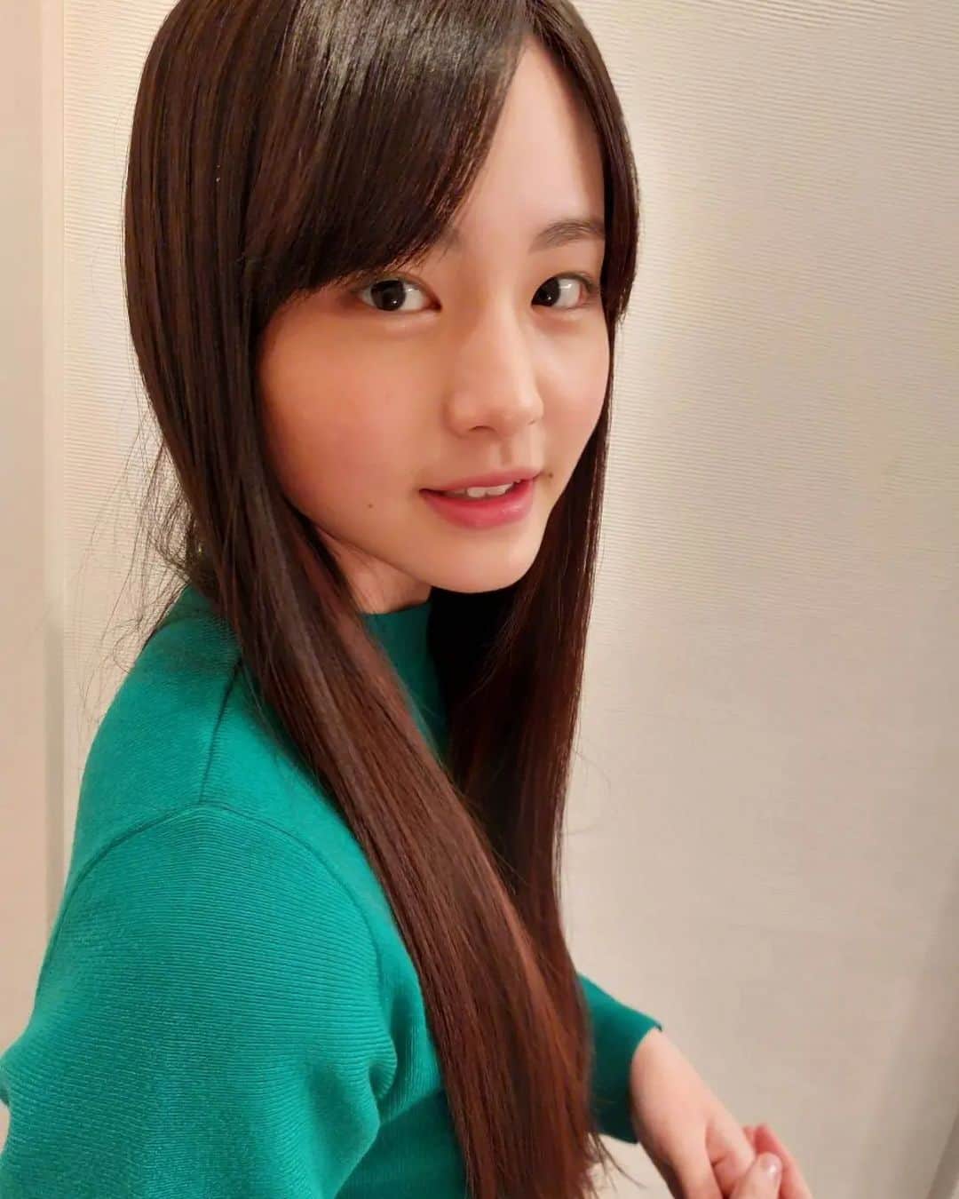 丸本凛のインスタグラム：「今週も寒い日が続きますが頑張っていきましょう～！🐧💚  #instagood#instamood#longhair#japanesegirl#green」