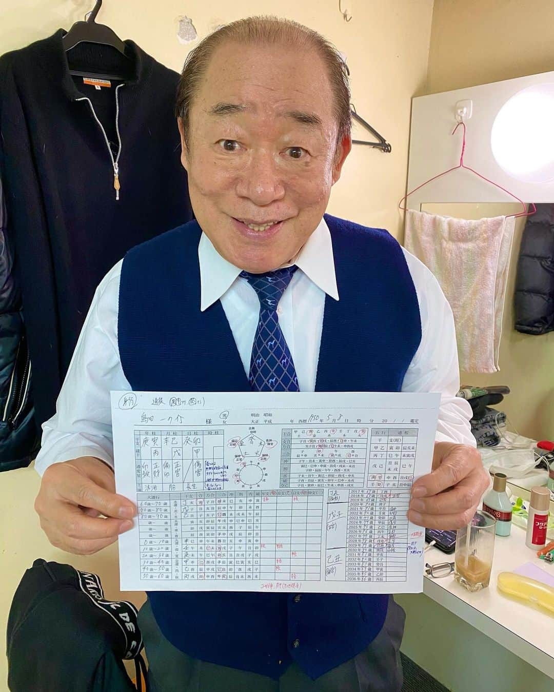 レイチェルさんのインスタグラム写真 - (レイチェルInstagram)「久しぶりに、  楽屋で『四柱推命パーティー』をやらせていただきましたよ😆🙏✨  川畑座長、一の介師匠、あつしさん、多和田さん、小西くん✨✨✨  本当にありがとうございました‼️🙇‍♂️🙇‍♂️🙇‍♂️✨✨✨  #吉本新喜劇  #レイチェル  #四柱推命鑑定士  #オンラインでの鑑定も #やっておりますので #ご興味あるお方は #是非是非でございます😁🙏✨✨✨」1月17日 18時12分 - reiyoshida1230