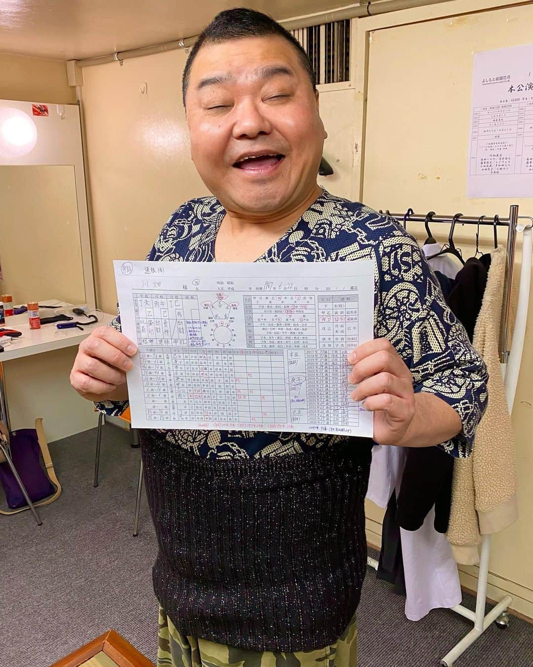 レイチェルのインスタグラム：「久しぶりに、  楽屋で『四柱推命パーティー』をやらせていただきましたよ😆🙏✨  川畑座長、一の介師匠、あつしさん、多和田さん、小西くん✨✨✨  本当にありがとうございました‼️🙇‍♂️🙇‍♂️🙇‍♂️✨✨✨  #吉本新喜劇  #レイチェル  #四柱推命鑑定士  #オンラインでの鑑定も #やっておりますので #ご興味あるお方は #是非是非でございます😁🙏✨✨✨」