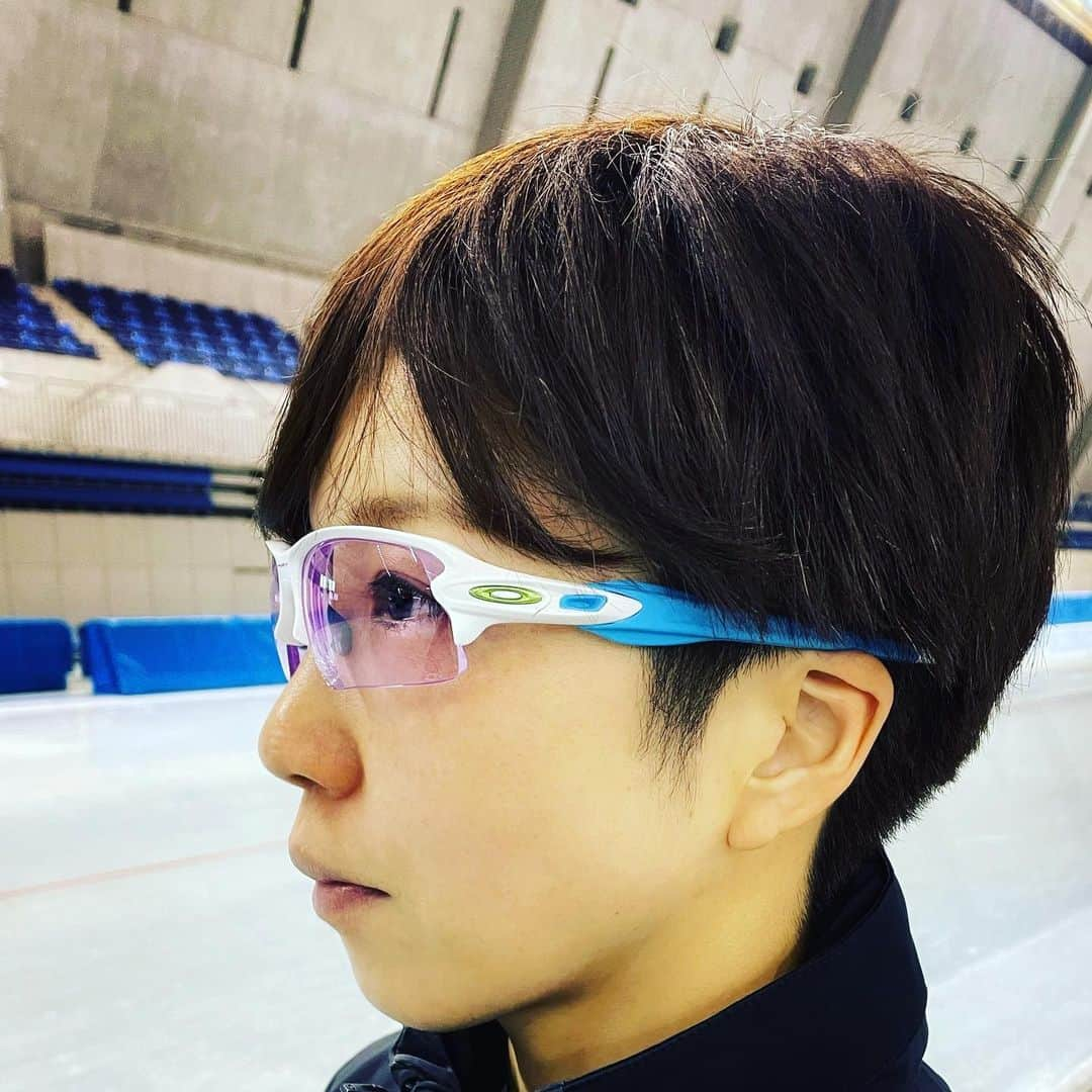 小平奈緒さんのインスタグラム写真 - (小平奈緒Instagram)「OAKLY Prizm Low Light😎 4年前、発売された時にはまだ度付きでこのレンズを作る事ができなかったのですが、北京五輪に間に合うかのように度付きのレンズでも注文できるようになりました🙌  私が感じるスピードスケートで着用する際のメリットは2つ。  ・薄暗い室内でもコントラストがしっかりするため、赤いレーンの線がクリアのレンズよりはっきり見える。  ・大会やオリンピックなどの証明がいつもより明るい場合も、眩しさを抑えてくれて（黄色い光をカット）限りなくクリアな視界で滑ることができる。  といったところです。 クリアレンズを長らく愛用してきましたが、普段の練習で照明が落ちる時、度付きでも見えづらいなぁと感じることがありました。また、オリンピックなどの大きな大会では、いつもより照明が明るい場合が多く、クリアレンズだと少し眩しいと感じることもあったので、北京五輪を前にこのレンズを試すことができて、ひとつ頼もしい仲間ができた気分です🙌  現地へ行って着用してみて、実際に本番で使うのか決めたいと思っていますが、練習の現時点では好感触です👍  室内競技や、曇りの日の屋外でのスポーツでも活躍してくれると思います。  フレームのカラーは、今季のテーマ「医療従事者の皆さんへの感謝」に沿ったカラーと、所属の相澤病院のカラーにしています。  前に進める日もあれば、直視できない現実を突きつけられる日もあると思います。 でも気持ちと視線はいつも自分が向きたい方に向いています。進行方向はそっちです。 止まっているように見えて、時速1mmでも動いていたらそれは前進です👍誰かにとってそれが後ろ向きでも、あなたにとっては前向きです🐾  #OAKLEY #オークリー #PrizmLowLight #プリズムローライト #Flak2 #OakleyCustom #OakleyRx #歩みは止めない #前を向いてススメ #スピードスケート」1月17日 18時22分 - nao.kodaira