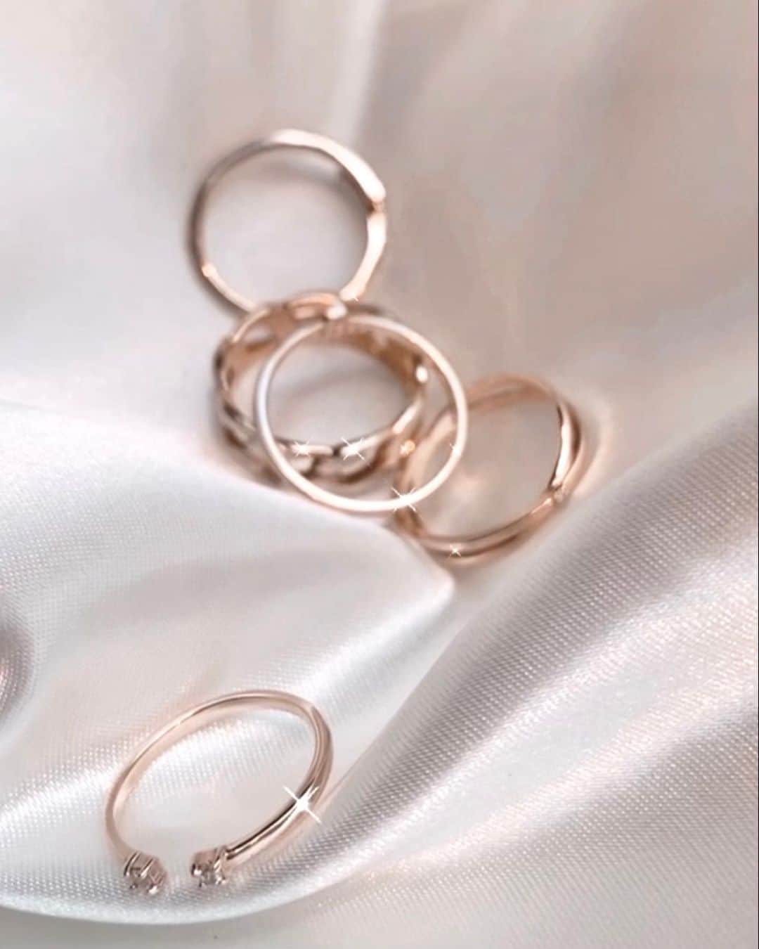 木田絵里香のインスタグラム：「. 今日から5日間限定でAccessory series再受注販売🤍👏🏻 . いつもたくさんありがとうございまする🥰 . 迷っているうちに買い逃してしまった方は是非この機会に🕊 . RESEXXYのTOPに特集ページがあるのでそちらから予約できます😌 または私のハイライトからも✌🏼 . 今回のご予約分は3月上旬発送予定になります📦✨ . . #necklace#ring#pierce#silver925#silver#gold#crossring#10k#18k#accessory#リング#ネックレス#ピアス#ピンキーリング#チェーンネックレス#チェーンブレスレット」