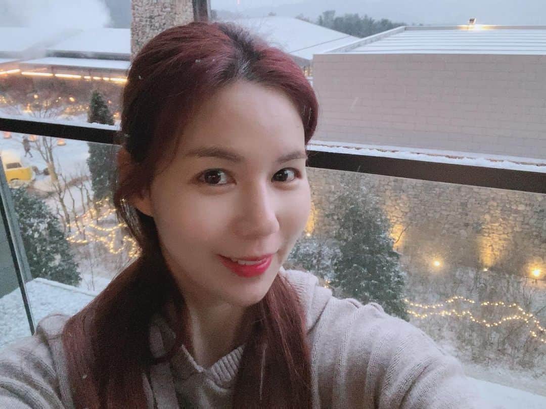 パク・シウンのインスタグラム：「눈이오네요~☃️ 아직 눈보면 좋은나이~😆💕ㅋ #안전운전 하세요~🙏」