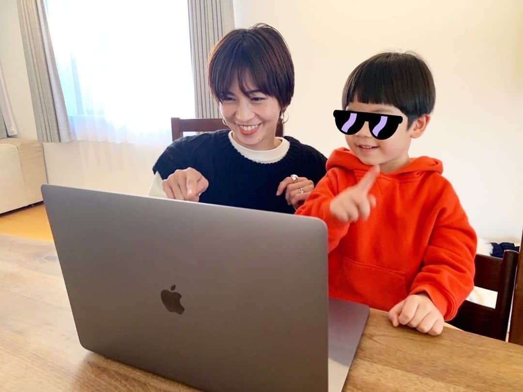 安田美沙子さんのインスタグラム写真 - (安田美沙子Instagram)「4歳の長男のLesson✨  パソコンにてオンライン授業。 ママの方がドキドキ💓 集中できるかな？恥ずかしくなっちゃう？ と不安でしたが、先生がとーってもゆっくりお話ししてくれて、子供の飽きない工夫がいっぱい☺️  お歌や、ジェスチャー、息子が画面に書き込んだりするゲーム形式まであり、ずっと最後までリラックス出来ました🤍  25分間があっという間の無料体験授業でした✨  そして今、ノバキッドプレゼントキャンペーン実施中✨ この投稿に❤️とコメントして @novakid_jp  をフォローすると、抽選で プレミアムレッスン4回をプレゼント🎁 応募締め切りは1/30までになります✨  ぜひ、お子さんのふだんとは違う姿を見てみてください。。。  #ノバキッド　 #novakid 　#おうち英語 　#英語教育 　#英語育児　 #子供英会話 　#pr #mama #family #english #楽しかったね」1月17日 18時59分 - yasuda_misako