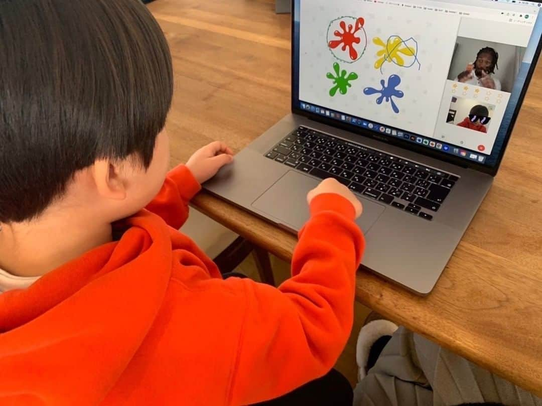 安田美沙子さんのインスタグラム写真 - (安田美沙子Instagram)「4歳の長男のLesson✨  パソコンにてオンライン授業。 ママの方がドキドキ💓 集中できるかな？恥ずかしくなっちゃう？ と不安でしたが、先生がとーってもゆっくりお話ししてくれて、子供の飽きない工夫がいっぱい☺️  お歌や、ジェスチャー、息子が画面に書き込んだりするゲーム形式まであり、ずっと最後までリラックス出来ました🤍  25分間があっという間の無料体験授業でした✨  そして今、ノバキッドプレゼントキャンペーン実施中✨ この投稿に❤️とコメントして @novakid_jp  をフォローすると、抽選で プレミアムレッスン4回をプレゼント🎁 応募締め切りは1/30までになります✨  ぜひ、お子さんのふだんとは違う姿を見てみてください。。。  #ノバキッド　 #novakid 　#おうち英語 　#英語教育 　#英語育児　 #子供英会話 　#pr #mama #family #english #楽しかったね」1月17日 18時59分 - yasuda_misako