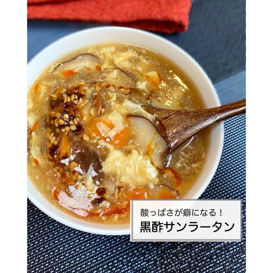 ヤセレポさんのインスタグラム写真 - (ヤセレポInstagram)「今回は、 @zubora_meshi_  さんの 正月太り解消！ダイエットスープ４選をご紹介♪  ①黒酢サンラータン ②ワンタンスープ ③ちゃんぽんスープ ④お豆腐の和風とろみスープ ⁡ ⁡ ｡.ꕤ⌒⌒⌒⌒⌒⌒ꕤ⌒⌒⌒⌒⌒⌒ꕤ.｡ ⁡ ①黒酢サンラータン ⁡ 【材料2人前】 しいたけ 4個 にんじん 1/3本 たまご 1個 ごま油 小さじ1 水 500cc しょうゆ 小さじ1 味覇(鶏がらスープの素)大さじ1強 黒酢 大さじ1と1/2 水溶き片栗粉 →片栗粉 大さじ1 / 水 大さじ2 ラー油 お好みで ⁡ 【作り方】 ①鍋にごま油をひき、薄切りにしたしいたけと短冊切りにしたにんじんを加え、2分ほど炒める。 ②水、しょうゆ、味覇を入れて沸騰したら、水溶き片栗粉を加えてとろみをつける。 ③溶き卵を細く流し入れる。 ④最後に黒酢を入れて軽くかき混ぜれば完成。 ⁡ ⁡ ＊＊＊ ⁡ ⁡ ②ワンタンスープ ⁡ ⁡ 【材料2人前】 ワンタンの皮 15枚(半分に切って合計30枚) 鶏胸ひき肉 100g 長ねぎ 1/3本 にんじん 1/3本 ごま油 小さじ1 ★にんにくチューブ 小さじ1/2 ★しょうがチューブ 小さじ1/2 水 500cc しょうゆ 小さじ1 味覇(鶏がらスープの素)大さじ1強 小葱、粗挽き胡椒、ラー油 お好みで ⁡ 【作り方】 ①鍋にごま油をひき、鶏胸肉と★を入れそぼろ状になるまで炒める。にんじん(細切り)と長ねぎ(みじん)を加え、1分ほど炒める。 ②水、しょうゆ、味覇を入れて沸騰させる。 ③半分に切ったワンタンを、重ならないように一枚一枚丁寧に入れる。 ④器に移し、お好みで小葱、粗挽き胡椒、ラー油をトッピングして完成。 ⁡ ⁡ ＊＊＊ ⁡ ⁡ ③ちゃんぽんスープ ⁡ 【材料4人前】 豚バラ 100g にんじん 1/3本 白菜 1/6個 かまぼこ 1/2本 もやし 1/2袋 しいたけ 4本 ごま油 小さじ1 豆乳 100cc ★ 水 500cc 味覇(鶏がらスープの素) 大さじ1 オイスターソース 大さじ1 にんにくチューブ 小さじ1/2 ラー油、胡椒、白胡麻 お好みで ⁡ 【作り方】 ①鍋にごま油をひき、一口大に切った豚バラ肉を炒める。火が通ったら短冊切りにしたにんじんを加え、1分ほど炒める。 ②食べやすい大きさに切ったその他の野菜を入れて2分炒める。 ③★を加え、野菜に火が通るまで中火で煮込む。 ④弱火にして豆乳を加え、軽くかき混ぜたら完成。 ⁡ ⁡ ＊＊＊ ⁡  ④お豆腐の和風とろみスープ ⁡ 【材料２人分】 ⁡ ・絹豆腐 150g ・えのき 1/2袋 ・水 400cc ⁡ 水溶き片栗粉 　・片栗粉 小さじ2 　・水 大さじ1 ⁡ ★醤油 大さじ1 ★みりん 大さじ1 ★だしの素 小さじ1と1/2 ★しょうがチューブ 小さじ1/2(お好み) ・ねぎ、白胡麻 お好みで ⁡ 【作り方】 ① 鍋に★、えのき(3cm幅に切ったもの)を入れて沸騰させ、水溶き片栗粉を加えてとろみをつける。 ② 豆腐を入れて一煮立ちしたら完成。 ⁡ ⁡ ｡.ꕤ⌒⌒⌒⌒⌒⌒ꕤ⌒⌒⌒⌒⌒⌒ꕤ.｡  ヘルシーさ　★★★ 作りやすさ　★★☆ 食べ応え 　 ★★★  仕事後でも「これなら作れる！」楽ごはんを発信する @zubora_meshi_ さんの投稿はどれも参考になる投稿ばかり！ ぜひ参考にしてみてくださいね！✨  #正月太り解消 #美容 #健康 #ダイエット知識 #食べて痩せる #痩せたい #痩せたい人と繋がりたい #インスタダイエット仲間募集 #ダイエット仲間 #ダイエット効果 #痩せる #ダイエットメニュー #ダイエットアカウント #ダイエット部 #ダイエット女子 #ダイエット女子と繋がりたい #イートピ #eatopic」1月17日 19時00分 - eatopic_official