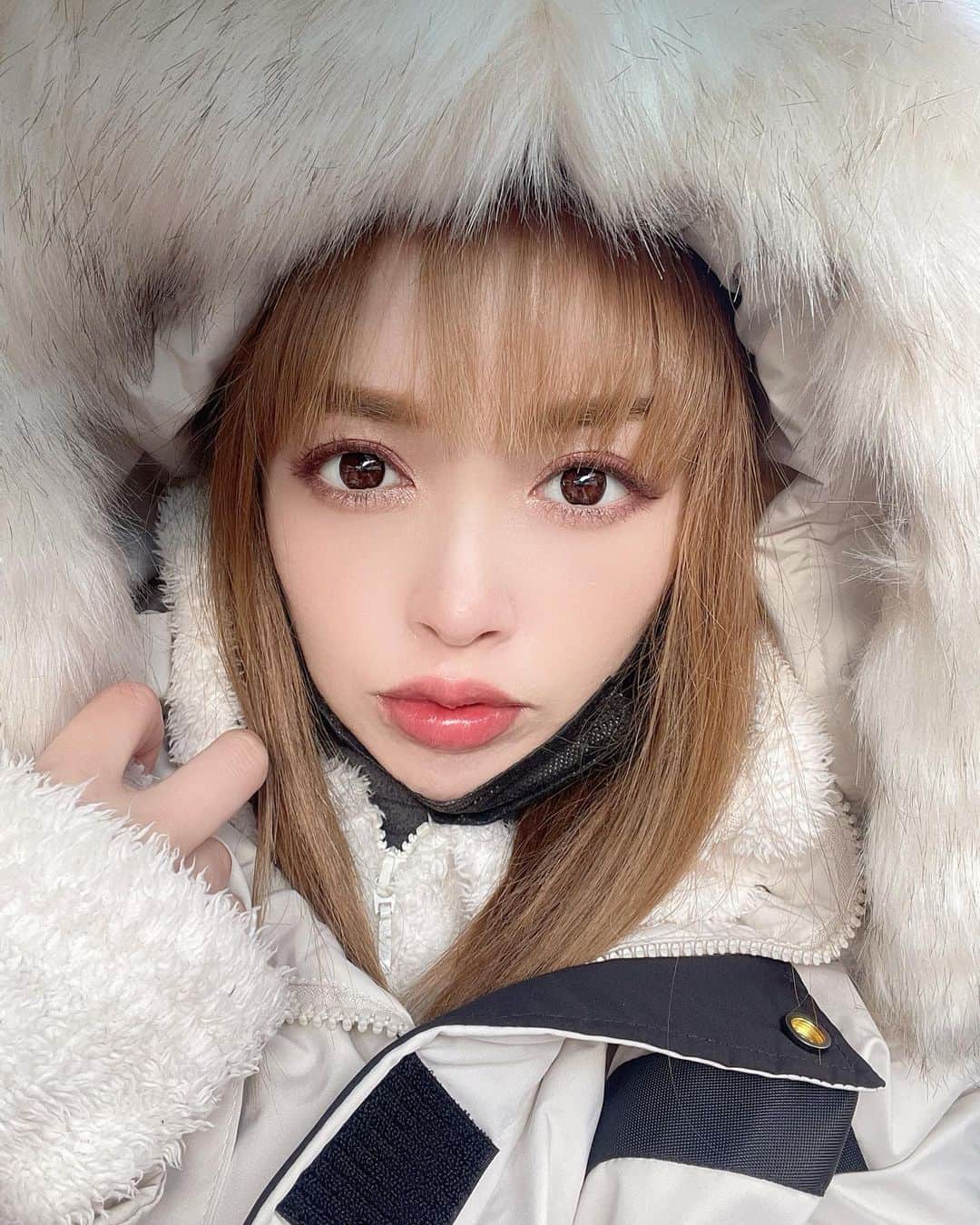 のインスタグラム：「もふもふちゃん🐏♡  お気に入りのダウンを初おろし💕 spica growのやつ♡  写真で見たやつもっと大きいかと思ったけど、Fサイズだから小柄の子にはオーバーサイズに、 大きめの方はちょいゆるジャストサイズで着れるよー  この日は部活の試合見て、娘と初詣へ行ってきたよ⛩💕  やっと初詣行けたー♡  初詣で去年のお守り返納して、新しいお守り買いました💕  今年一年も家族がみんな幸せで健康であると願う💋  ダウン▶️ @spicaglow  1000円引きのクーポンコードが、あるよー❤️！！ ⁣　→クーポンコード：psh80  ⁣　#spicaglow⁣ ⁣　#spicaglowstyle⁣」