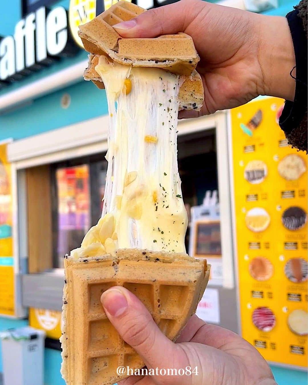 のインスタグラム：「. . . 【 ワッフルカーン 新大久保店 @wafflekhan.japan 】  🧀 コーンチーズ ※NORMAL / 930円  ワッフル生地に蜂蜜とアーモンドスライスをのせ 最後に濃厚チーズをトッピングした一品  上下に引っ張るとチーズが伸びまくりっ！  チーズのコクとコーンの甘さ そこに風味豊かなワッフル生地が加わり、極上の味わいに！  NORMALサイズでもペロリと食べられたよ！  イチゴを食べてる人がほとんどだけど 個人的にはこっちがオススメ♫  ハーフサイズを注文して食べ比べてみるのもいいかも！  ▼エリア検索 ↪︎ #はなとも新大久保  ✴︎———✴︎———✴︎———✴︎———✴︎———✴︎———✴︎  店名 : 『 ワッフルカーン 新大久保店 』 住所 : 東京都新宿区百人町1-7-14 ‪営業時間 : ‬10:00〜23:00 電話番号 : 090-5362-5467 定休日 : 不明 公式アカウント : @wafflekhan.japan  新大久保駅から徒歩1分  ✴︎———✴︎———✴︎———✴︎———✴︎———✴︎———✴︎  #新大久保カフェ #新大久保スイーツ #ワッフルカーン #チーズスイーツ #東京カフェ」