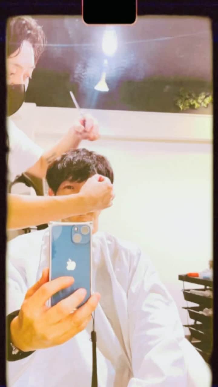 津田健次郎のインスタグラム：「前に散髪して貰った時の動画をアップ 美容師＆ヘアメイクのハラタさん  #津田健次郎 #ツダケン #kenjirotsuda #ハラタさん  #散髪」