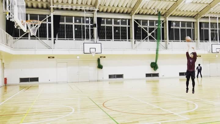 伊藤健太郎のインスタグラム：「とある撮影で久々にバスケしてきました🏀  久々すぎて筋肉痛になりました💪  さぁ、今日も頑張りましょう。  kentaro....」
