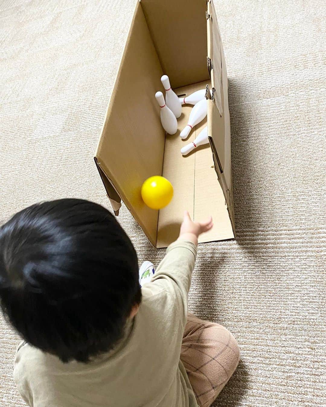川田裕美さんのインスタグラム写真 - (川田裕美Instagram)「100均のボウリングのおもちゃに、パパお手製のダンボールのレーン🎳 何度も指で1をして👆「もう一回！」とリクエストされます👶並べるのはなかなか大変🤣  #1歳おもちゃ」1月17日 11時58分 - hiromikawata163