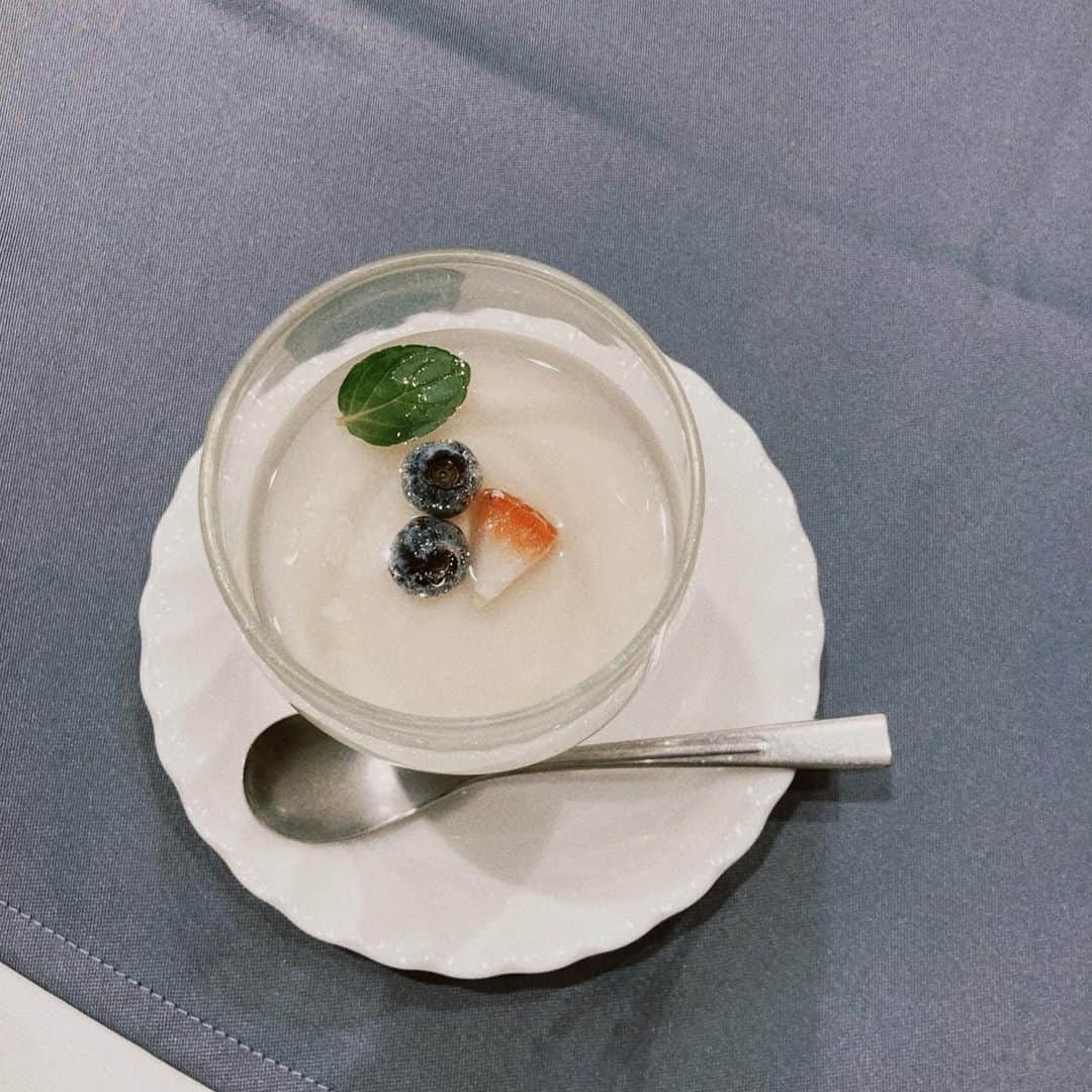 中山忍さんのインスタグラム写真 - (中山忍Instagram)「そっと  「元気出してね」と そっと私の好きな杏仁豆腐を デープルに置いてくれた  レモンの爽やかさと 優しい、優しい甘さに 励まされました」1月17日 12時01分 - _shinobu_nakayama_