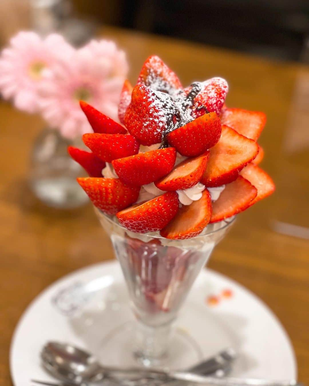 堀みづきさんのインスタグラム写真 - (堀みづきInstagram)「以前から気になってた『果実園』で あまおう🍓パフェ🍨💗  見た目はもちろん、 味も甘味と酸味のバランスが最高でペロッと😋  次はシャイマスカットに挑戦したいな🥰  【写真解説】 1枚目・・・食べるぞぉ☺️ 2枚目・・・パクっ！どんな味かな？😋 3枚目・・・んん〜！美味しい💕 4枚目・・・おかわりしちゃお😚  #休日のランチ#果実園#果実園リーベル#あまおうパフェ#あまおう#食べ盛り#実はダイエット中」1月17日 12時20分 - mizuki_027