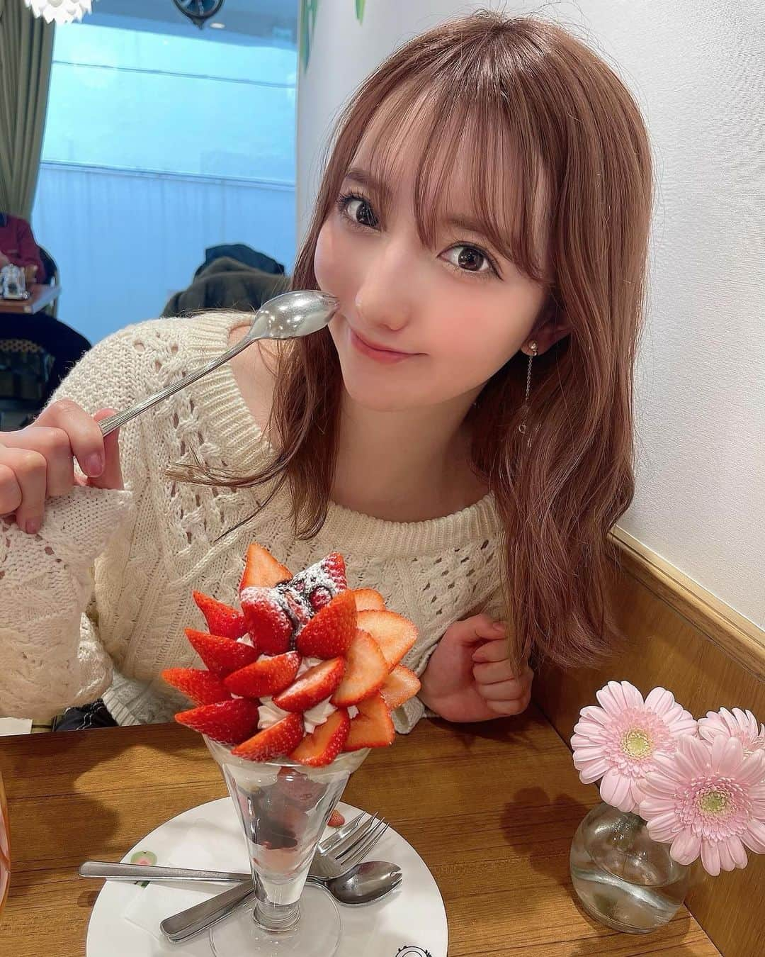 堀みづきさんのインスタグラム写真 - (堀みづきInstagram)「以前から気になってた『果実園』で あまおう🍓パフェ🍨💗  見た目はもちろん、 味も甘味と酸味のバランスが最高でペロッと😋  次はシャイマスカットに挑戦したいな🥰  【写真解説】 1枚目・・・食べるぞぉ☺️ 2枚目・・・パクっ！どんな味かな？😋 3枚目・・・んん〜！美味しい💕 4枚目・・・おかわりしちゃお😚  #休日のランチ#果実園#果実園リーベル#あまおうパフェ#あまおう#食べ盛り#実はダイエット中」1月17日 12時20分 - mizuki_027