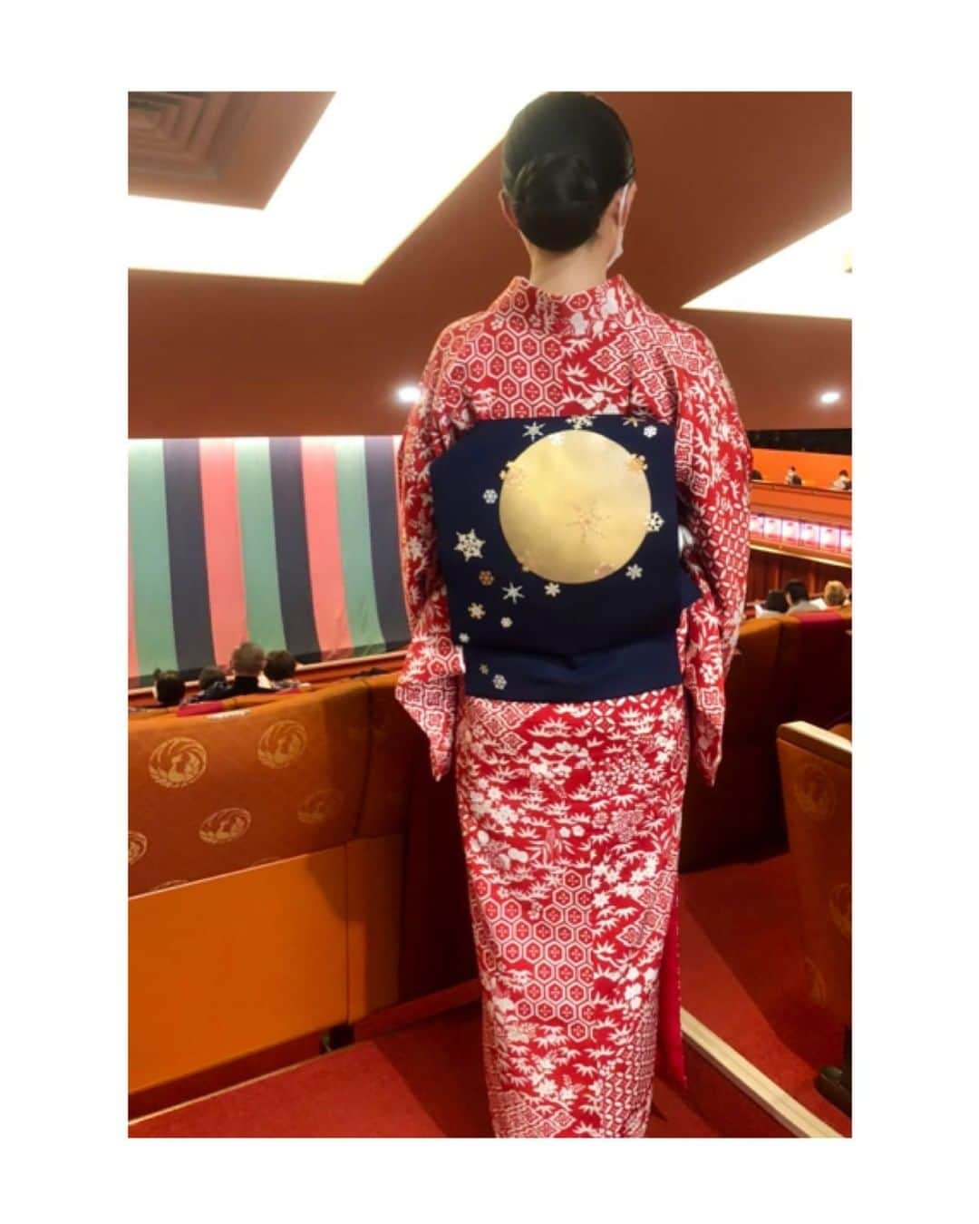 川村亜紀さんのインスタグラム写真 - (川村亜紀Instagram)「冬を楽しめるコーディネート👘 こだわりを細かく表現していただいた満月の帯の地色は、黒ではなく紺色にしました。 黒地のお月様が描かれている帯はよく見かけるのですが、私は濃紺地にしたく #長吉呉服店 さんにお願いしました。 帯のたれの左端には雪の結晶❄️遊び心がたまりません。  今期一番のお気に入りの #に志田 さんの総柄小紋は、八掛も赤色。 こちらの赤色がとても好きです。  #歌舞伎 をはじめ #お着物 や #日本の伝統 が長く守られ受け継がれますように。 #kimono #kimonocordinate #japanesekimono #japanesetradition #beautifultradition #lovekimono  #instakimono #기모노  #お着物 #日本の伝統 #お着物コーディネート #着物コーディネート  #お着物と帯 #お着物の魅力  #袷 #袷の季節 #小紋コーディネート #呉服に志田 さん #染帯 #満月の帯 #長吉呉服店 さん #🌕  #亜紀の和装記録」1月17日 13時12分 - _aki1015_