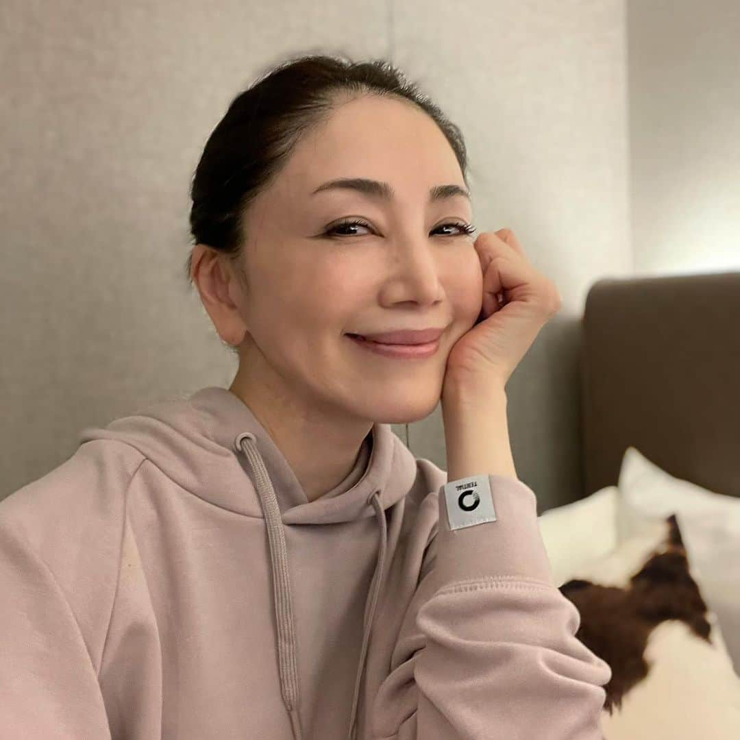 坂村かおるさんのインスタグラム写真 - (坂村かおるInstagram)「・  カラダやココロに疲労やストレス蓄積してると感じてきたから‥ ・ ハイパフォーマンスを発揮するための最適なワーク＆ライフウェアTENTIALの「MIGARU」で  血流改善で心身の疲労回復‼️  特殊機能繊維「SELFLAME®️」により自らの体温を輻射し遠赤外線作用を増幅、血流改善を促し着るだけ簡単、カラダとココロをコンディショニングしてくれる！ ・  抜群のストレッチ性と、ドライ性、外出時も安心のUVカット機能つき😄なんと嬉しい💕 ・ しわになりにくく、洗濯しても乾きやすい素材のため毎日着用できるのも助かります！  トップスはややゆったり、ボトムスはタイトなトレンドシルエットなでとてもスタイリッシュで、袖のロゴマークが憎いほど可愛い☺️ また、このピンクベージュが私達世代の肌に馴染んで大人可愛い💕 Men'sにはブラック・ネイビーもありますよ！  疲労回復の効果を認められた、安心安全のリカバリーウェア！ ・ もっとカラダもココロも「MIGARU」ミガルへ‥ ・ ・  いつも「いいね！」を頂きありがとうございます。 皆さんのコメントに元気を貰っています😊  #クィーンオブ美魔女 #team美魔女 #美ST #坂村かおる #トータルビューティーアドバイザー #美しく老いる #バランス #美容 #コスメ #ファッション #今日のコーデ #トータルバランス #お洒落な人と繋がりたい #コスメ好きな人と繋がりたい #美意識高い人と繋がりたい #美魔女 #美魔女が変わる #アップデートしてる人と繋がりたい #自分らしくアップデート #migaru  #tential  #リカバリーウェア #疲労回復ウェア」1月17日 13時24分 - kaoru.sakamura