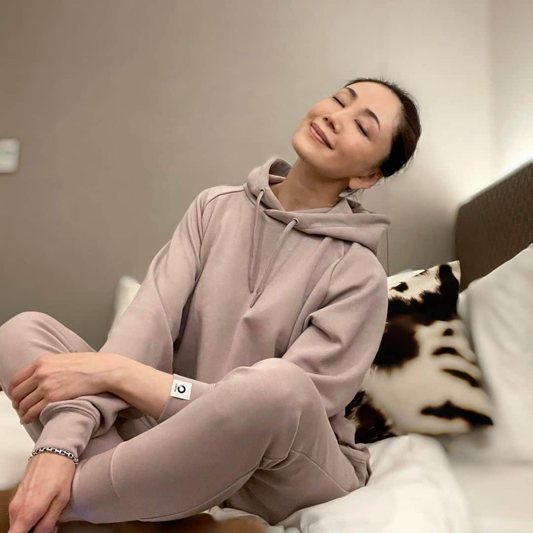 のインスタグラム：「・  カラダやココロに疲労やストレス蓄積してると感じてきたから‥ ・ ハイパフォーマンスを発揮するための最適なワーク＆ライフウェアTENTIALの「MIGARU」で  血流改善で心身の疲労回復‼️  特殊機能繊維「SELFLAME®️」により自らの体温を輻射し遠赤外線作用を増幅、血流改善を促し着るだけ簡単、カラダとココロをコンディショニングしてくれる！ ・  抜群のストレッチ性と、ドライ性、外出時も安心のUVカット機能つき😄なんと嬉しい💕 ・ しわになりにくく、洗濯しても乾きやすい素材のため毎日着用できるのも助かります！  トップスはややゆったり、ボトムスはタイトなトレンドシルエットなでとてもスタイリッシュで、袖のロゴマークが憎いほど可愛い☺️ また、このピンクベージュが私達世代の肌に馴染んで大人可愛い💕 Men'sにはブラック・ネイビーもありますよ！  疲労回復の効果を認められた、安心安全のリカバリーウェア！ ・ もっとカラダもココロも「MIGARU」ミガルへ‥ ・ ・  いつも「いいね！」を頂きありがとうございます。 皆さんのコメントに元気を貰っています😊  #クィーンオブ美魔女 #team美魔女 #美ST #坂村かおる #トータルビューティーアドバイザー #美しく老いる #バランス #美容 #コスメ #ファッション #今日のコーデ #トータルバランス #お洒落な人と繋がりたい #コスメ好きな人と繋がりたい #美意識高い人と繋がりたい #美魔女 #美魔女が変わる #アップデートしてる人と繋がりたい #自分らしくアップデート #migaru  #tential  #リカバリーウェア #疲労回復ウェア」