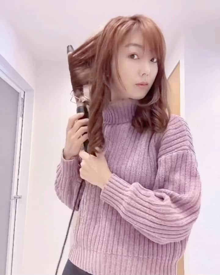 若井久美子のインスタグラム：「3分で完成🙌 コテの巻き方🎀 今回は外巻きです💓 昨日は動画が消えてしまってごめんなさい🙇‍♀️ 再度アップします🙌 6束に分けて巻きます。 本当にあっという間に巻けますよー!! 巻く際は、３回ほど上から下までコテを当てるとツヤっとするし寝癖の髪もある程度整います☺️最後の最後に娘が入ってきてしまった..👶🤦‍♀️  #ヘアアレンジ #ヘアアレンジ動画  #コテ巻き  #おしゃれさんと繋がりたい  #大人コーデ  #アラフォーママ」